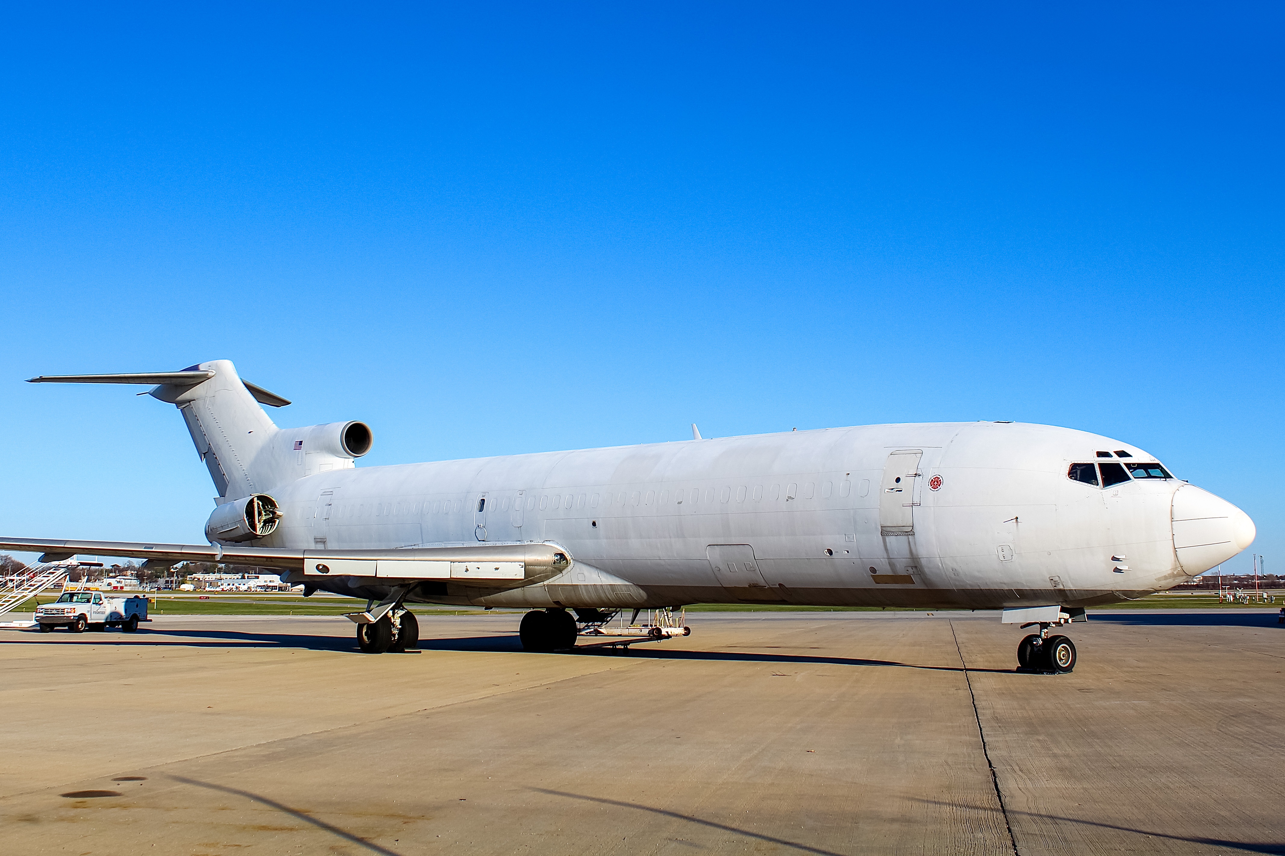 Full size: FedEx Boeing 727-200 N498FE at General Mitchell International Airport