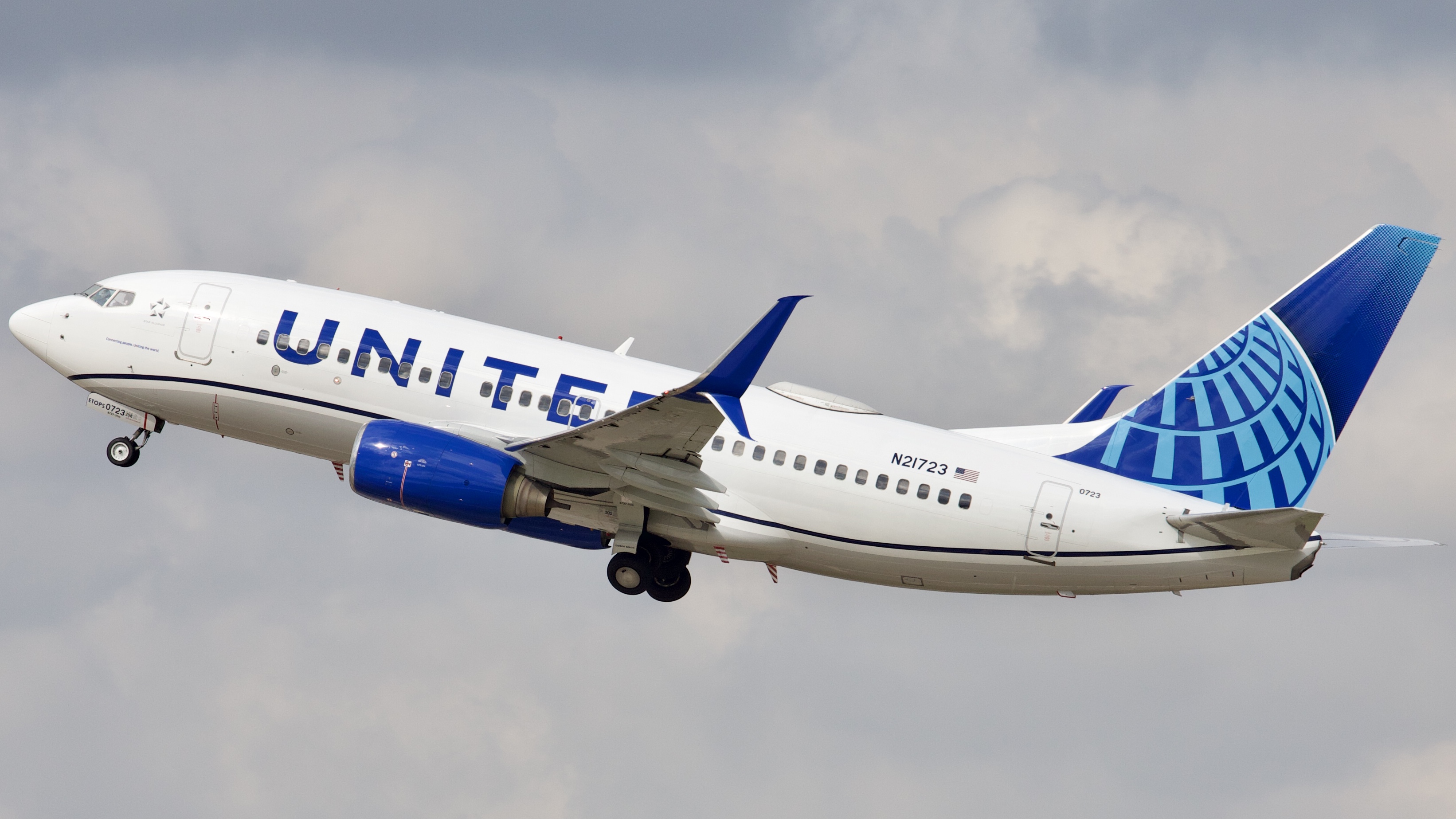 Full size: United Airlines Boeing 737-700 N21723 at Houston-George Bush Intercontinental Airport