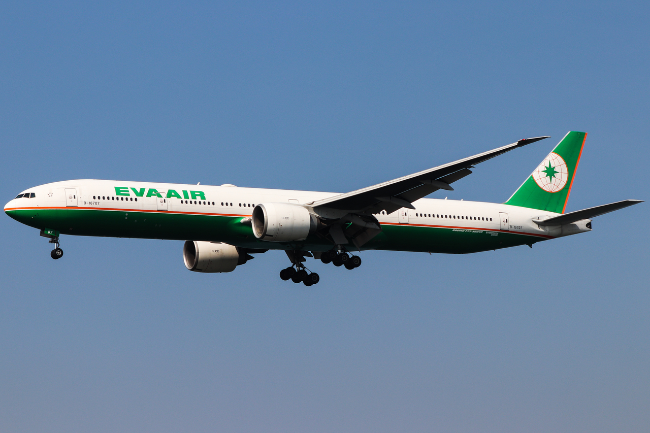 Full size: EVA Air Boeing 777-300ER B-16707 at Hong Kong International Airport
