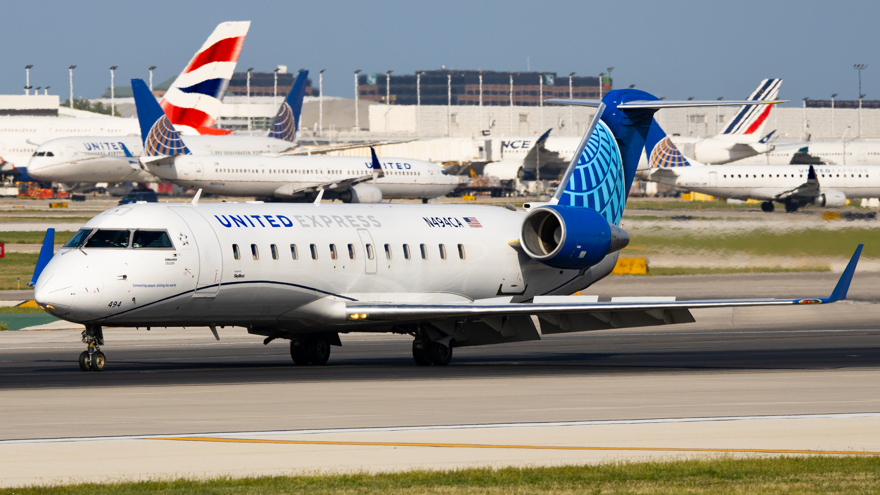 Full size: United Express Mitsubishi CRJ-200 N494CA at Chicago O'Hare International Airport