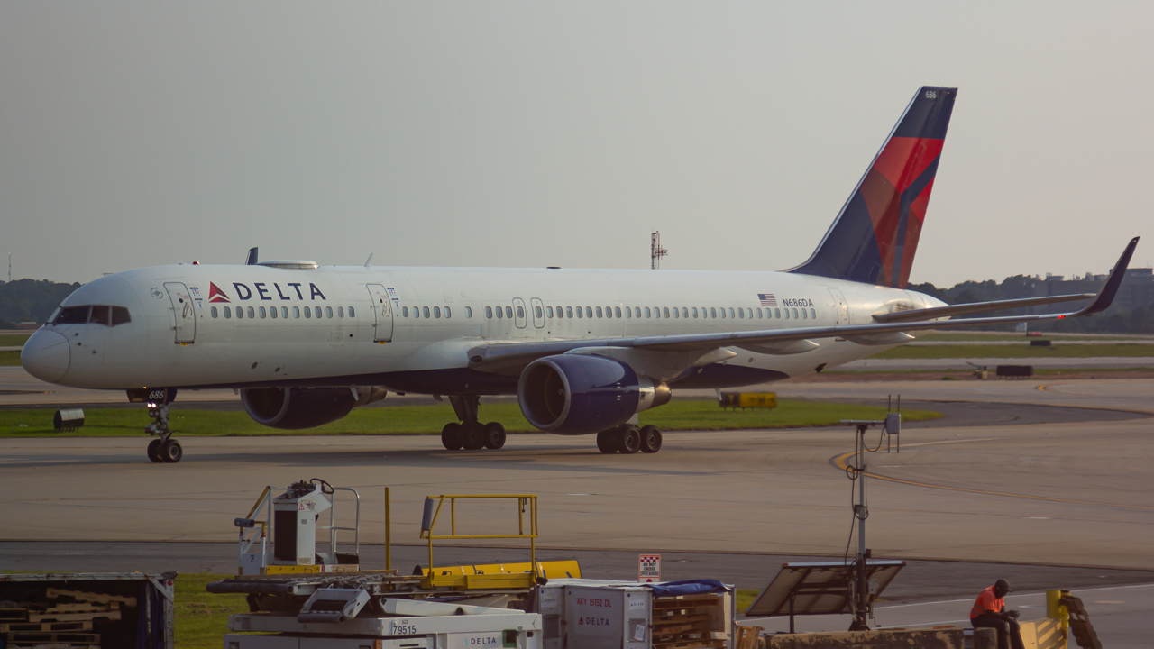 Full size: Delta Airlines Boeing 757-200 N686DA at Hartsfield-Jackson Atlanta International Airport