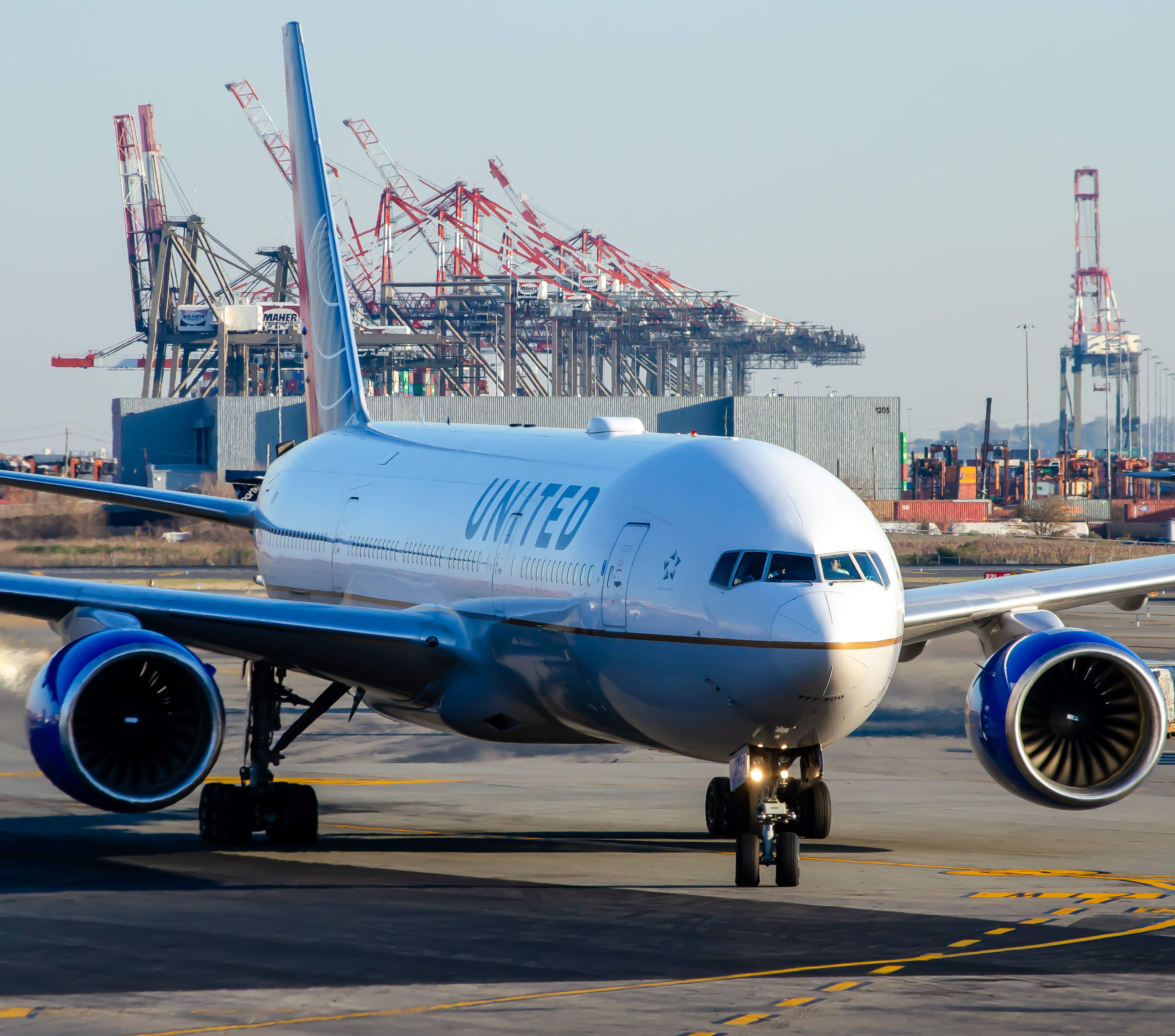 Full size: United Airlines Boeing 777-200 N799UA at Newark Liberty International Airport