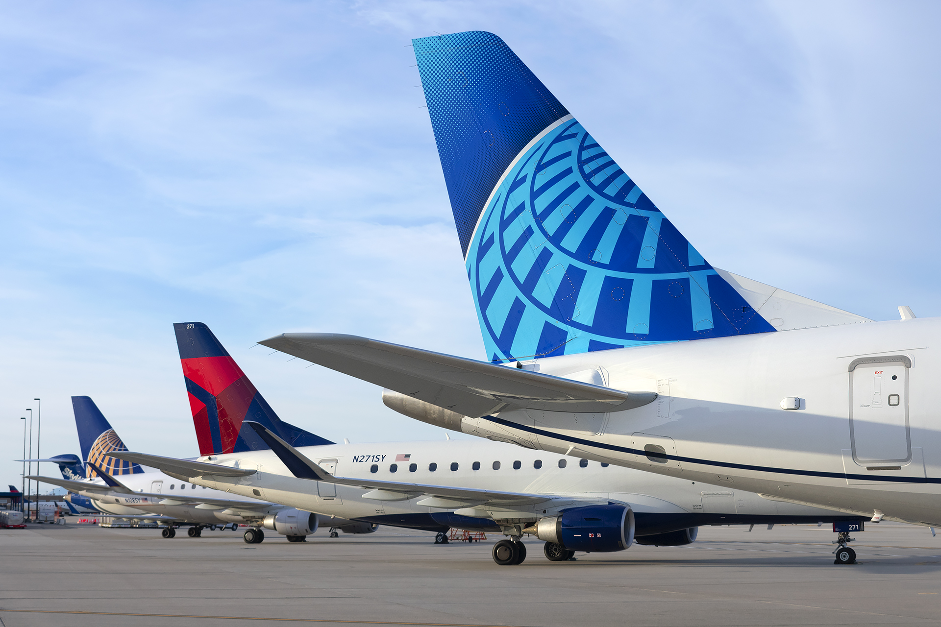 Full size: United Express Embraer E175 N609UX at Salt Lake City International Airport