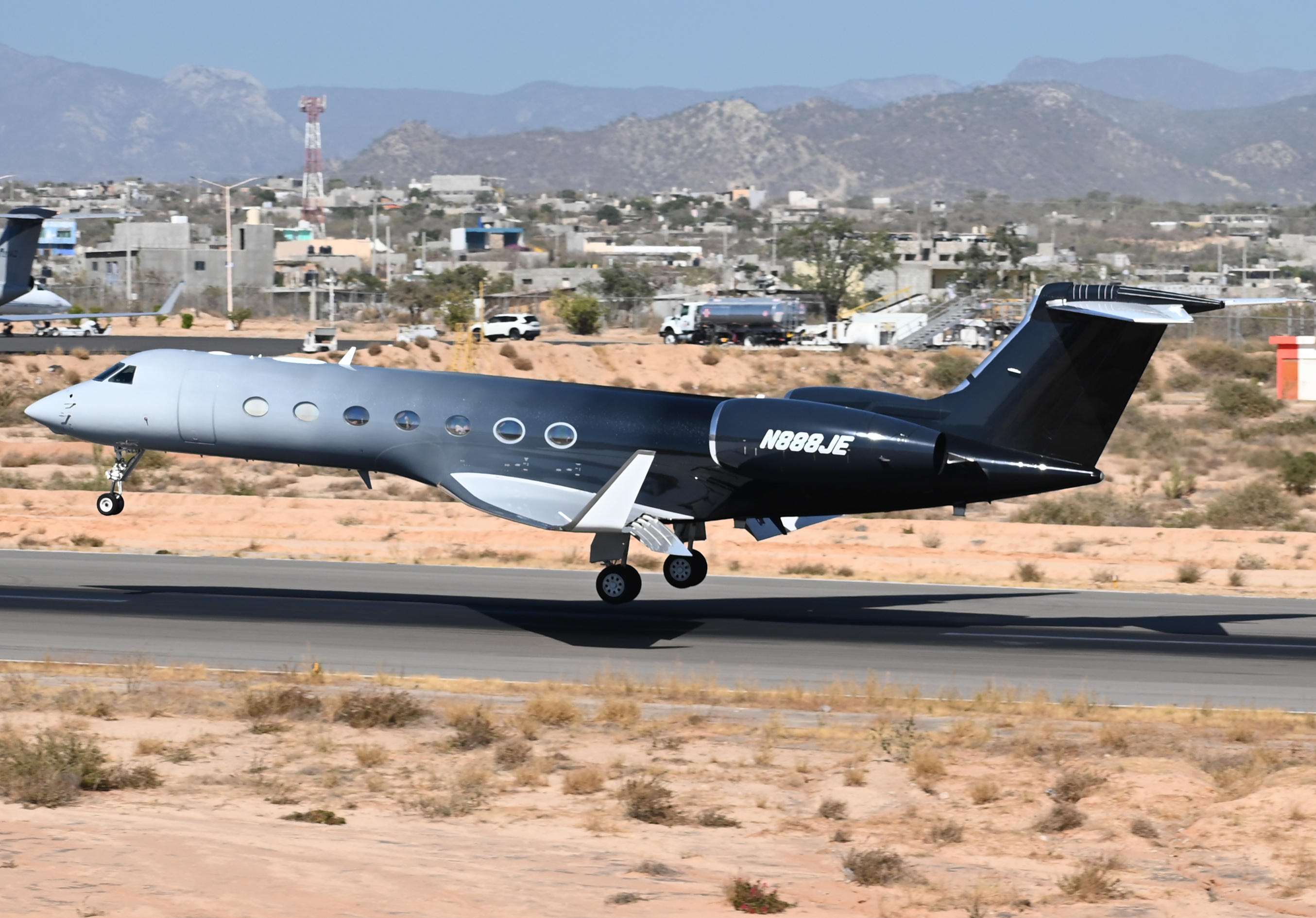 Full size: PRIVATE Gulfstream G550 N888JE at Aeropuerto de Cabo San Lucas Internacional