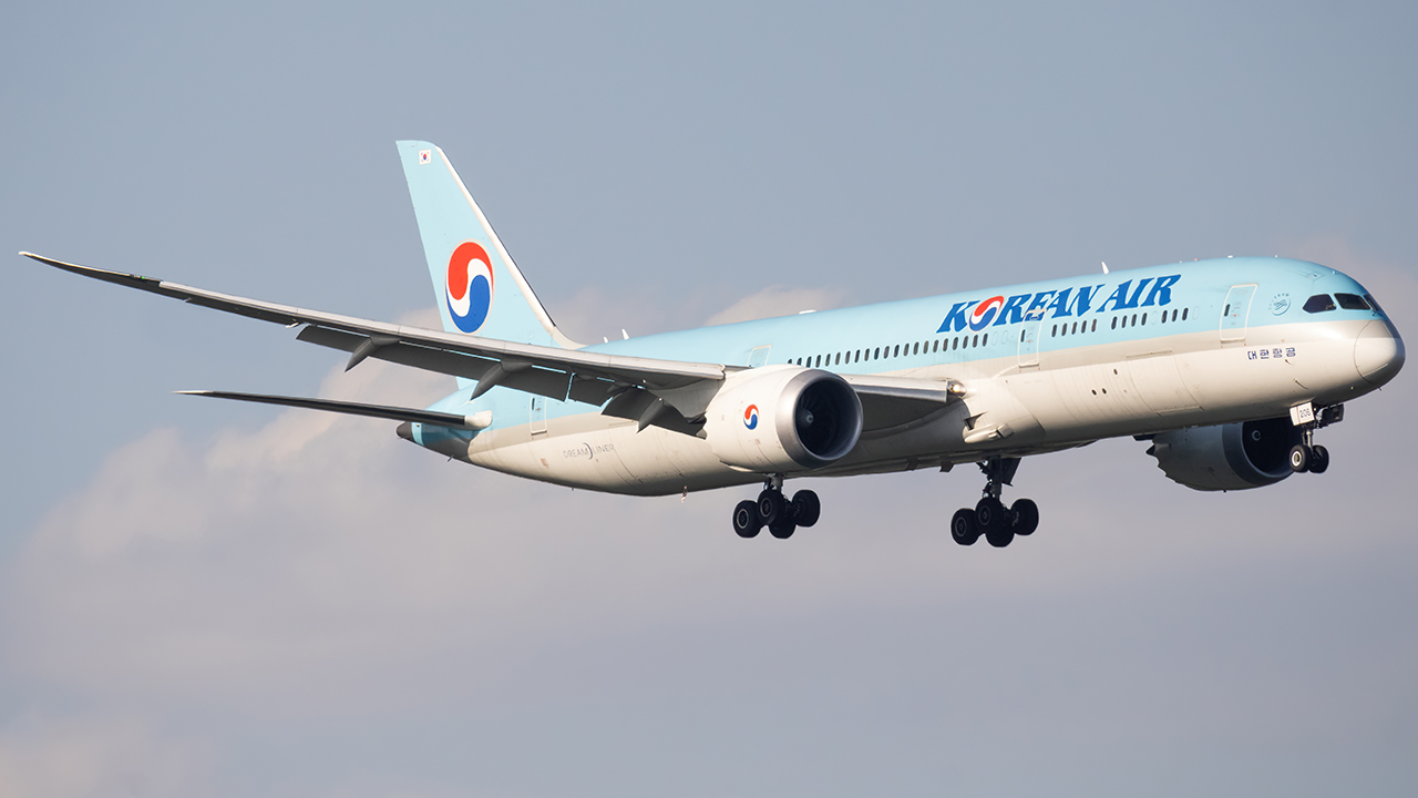Full size: Korean Air Boeing 787-9 HL7206 at Vienna International Airport