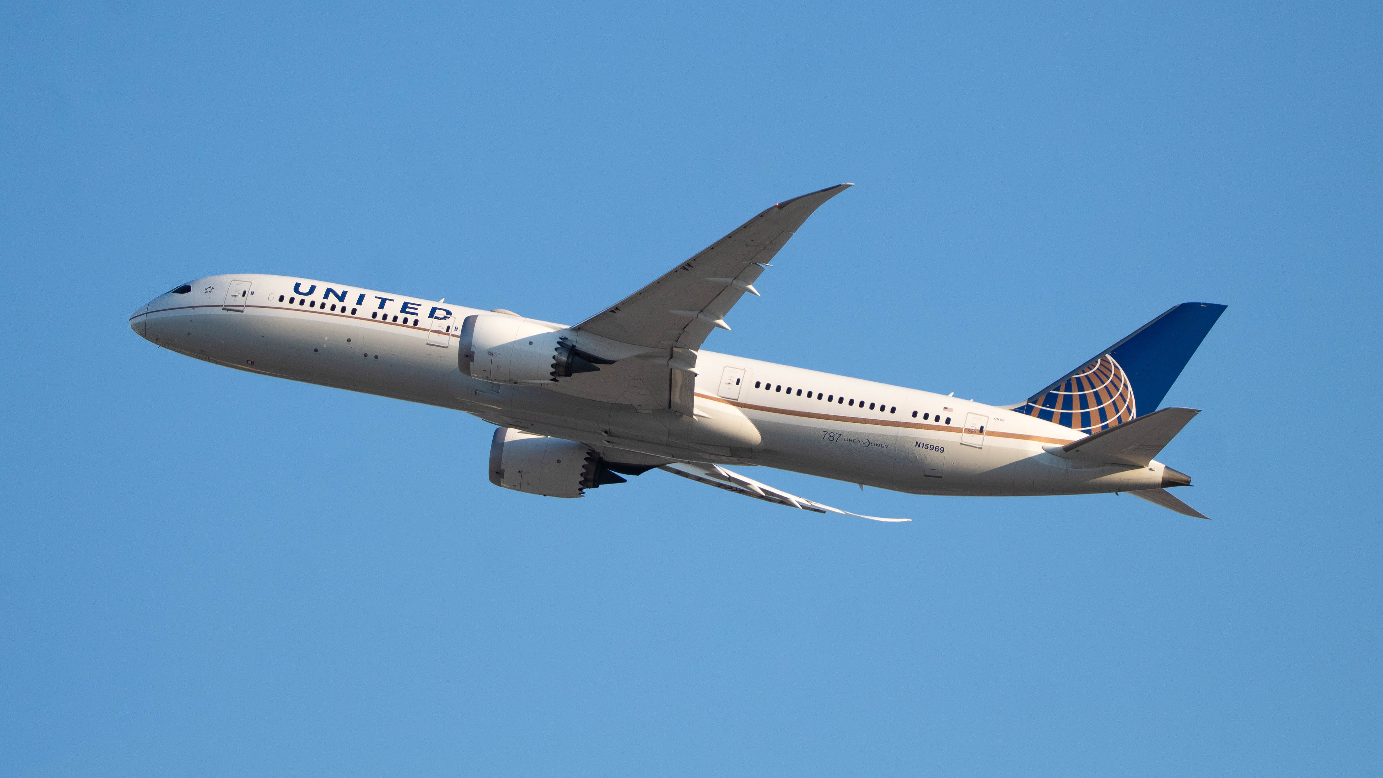 Full size: United Airlines  Boeing 787-9 N15969 at Los Angeles International Airport