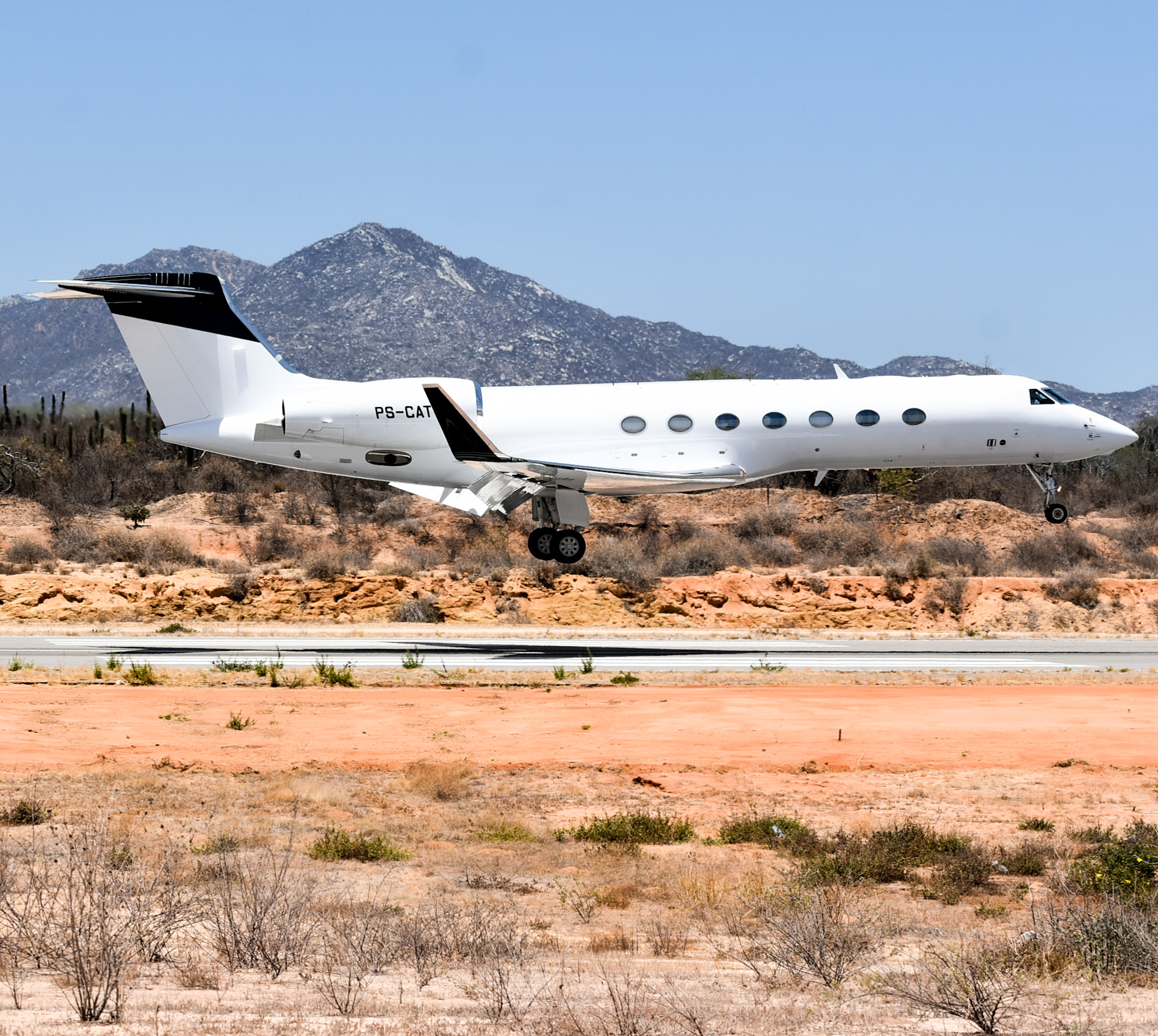 Full size: PRIVATE Gulfstream G550 PS-CAT at Aeropuerto de Cabo San Lucas Internacional