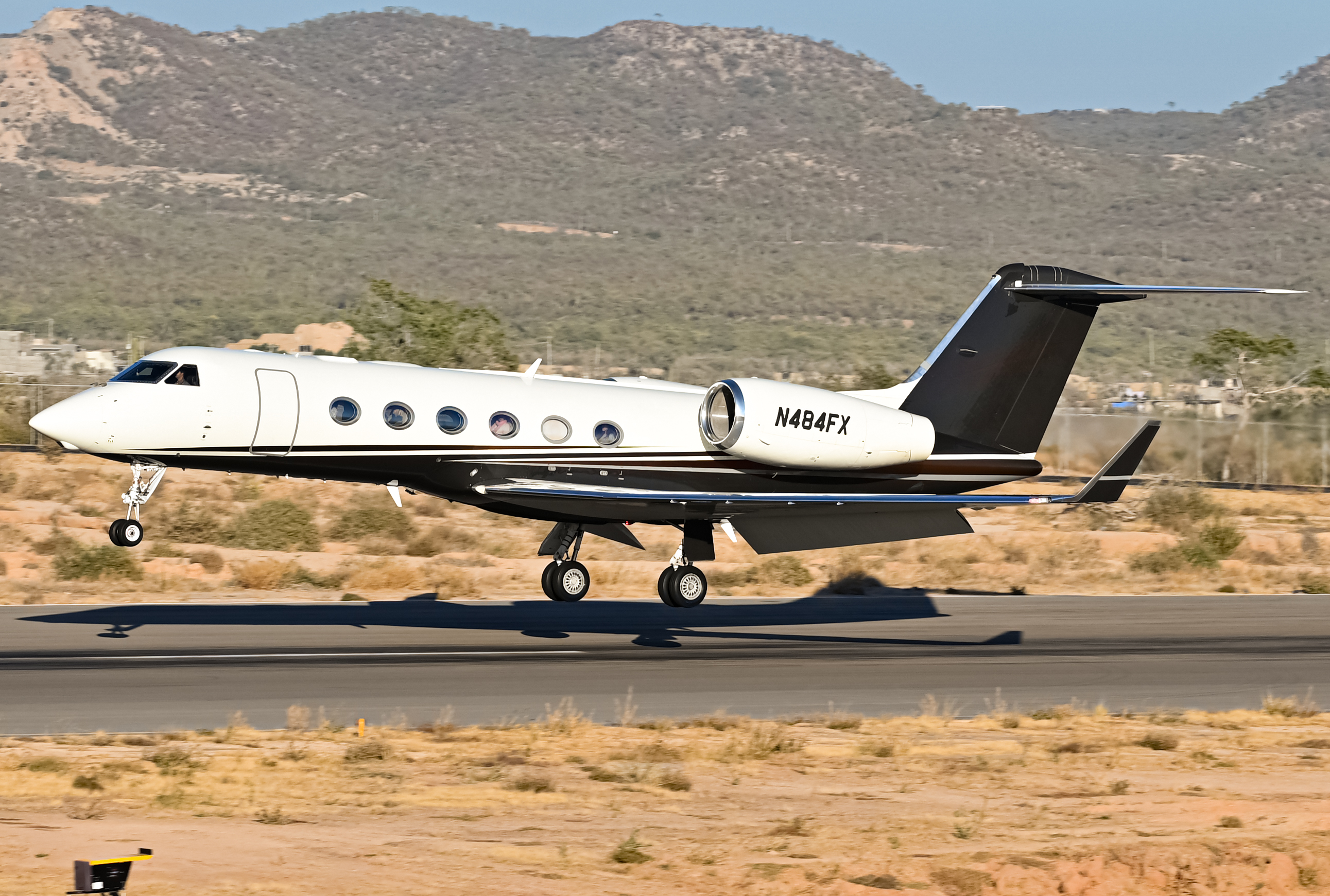Full size: FlexJet Gulfstream G450 N484FX at Aeropuerto de Cabo San Lucas Internacional