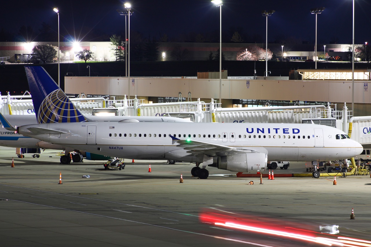 Full size: United Airlines Airbus A320 N447UA at Cincinnati/Northern Kentucky International Airport