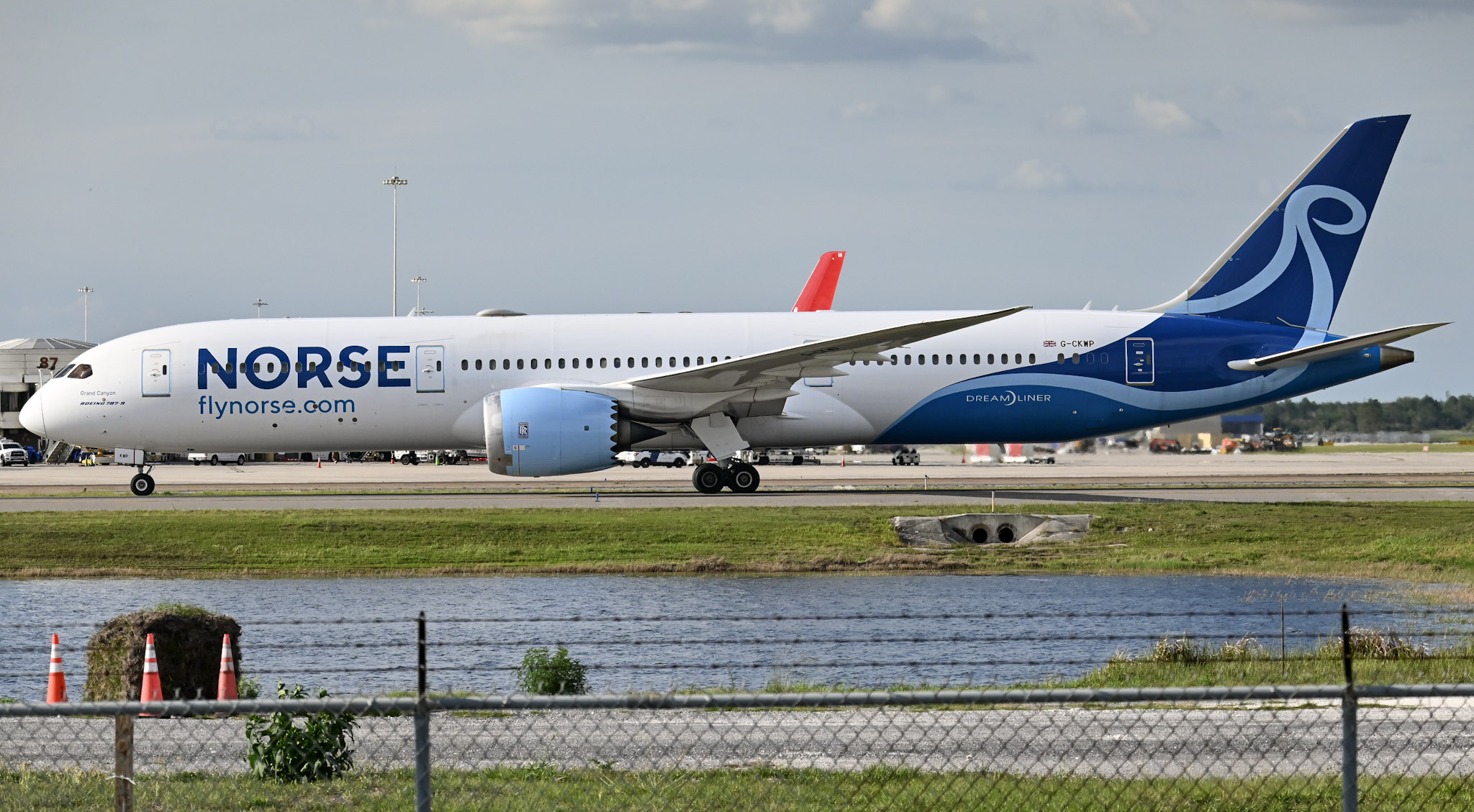 Full size: Norse Airways Boeing 787-9 G-CKWP at Orlando International Airport