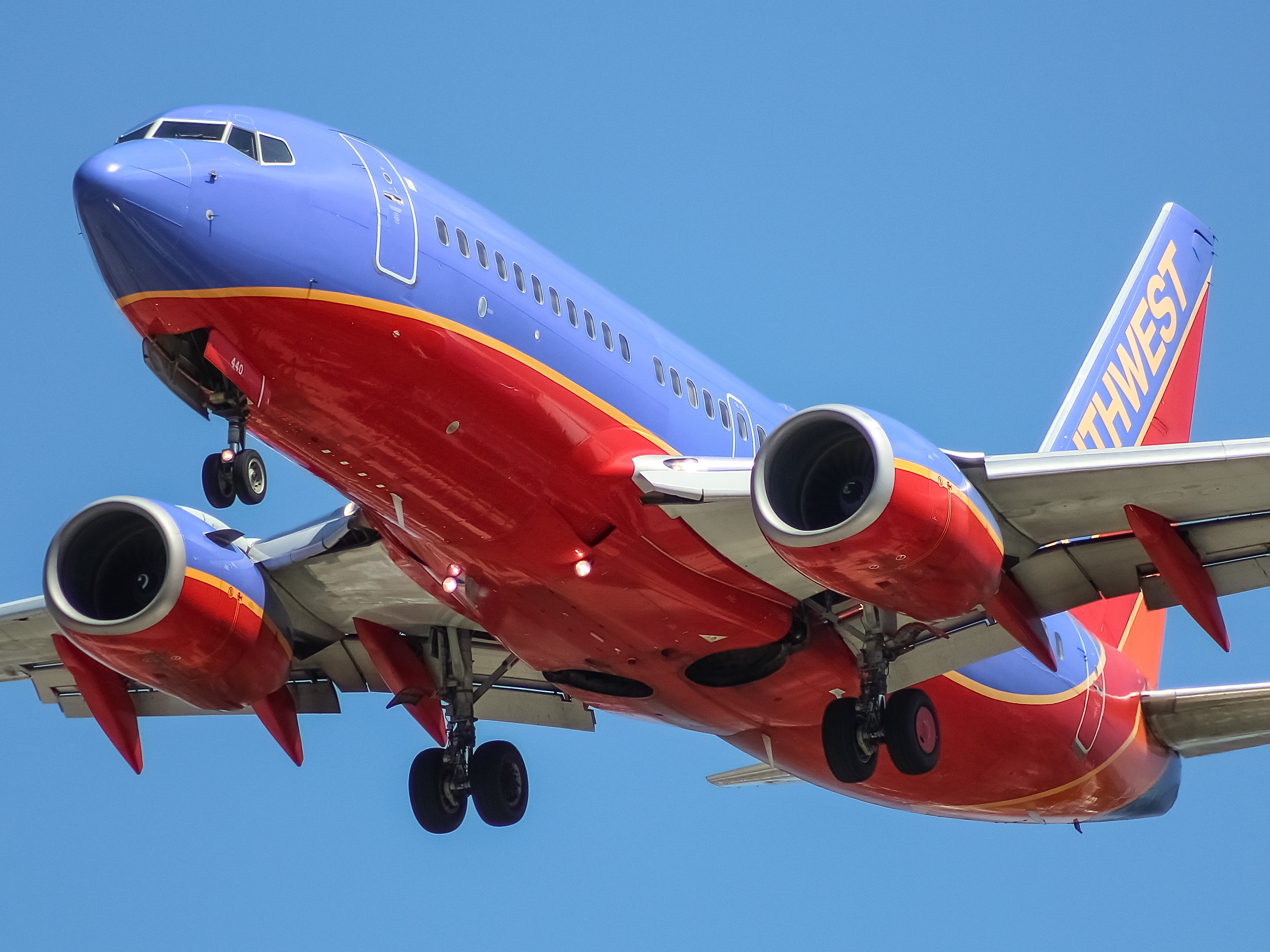 Full size: Southwest Airlines Boeing 737-700 N440LV at General Mitchell International Airport