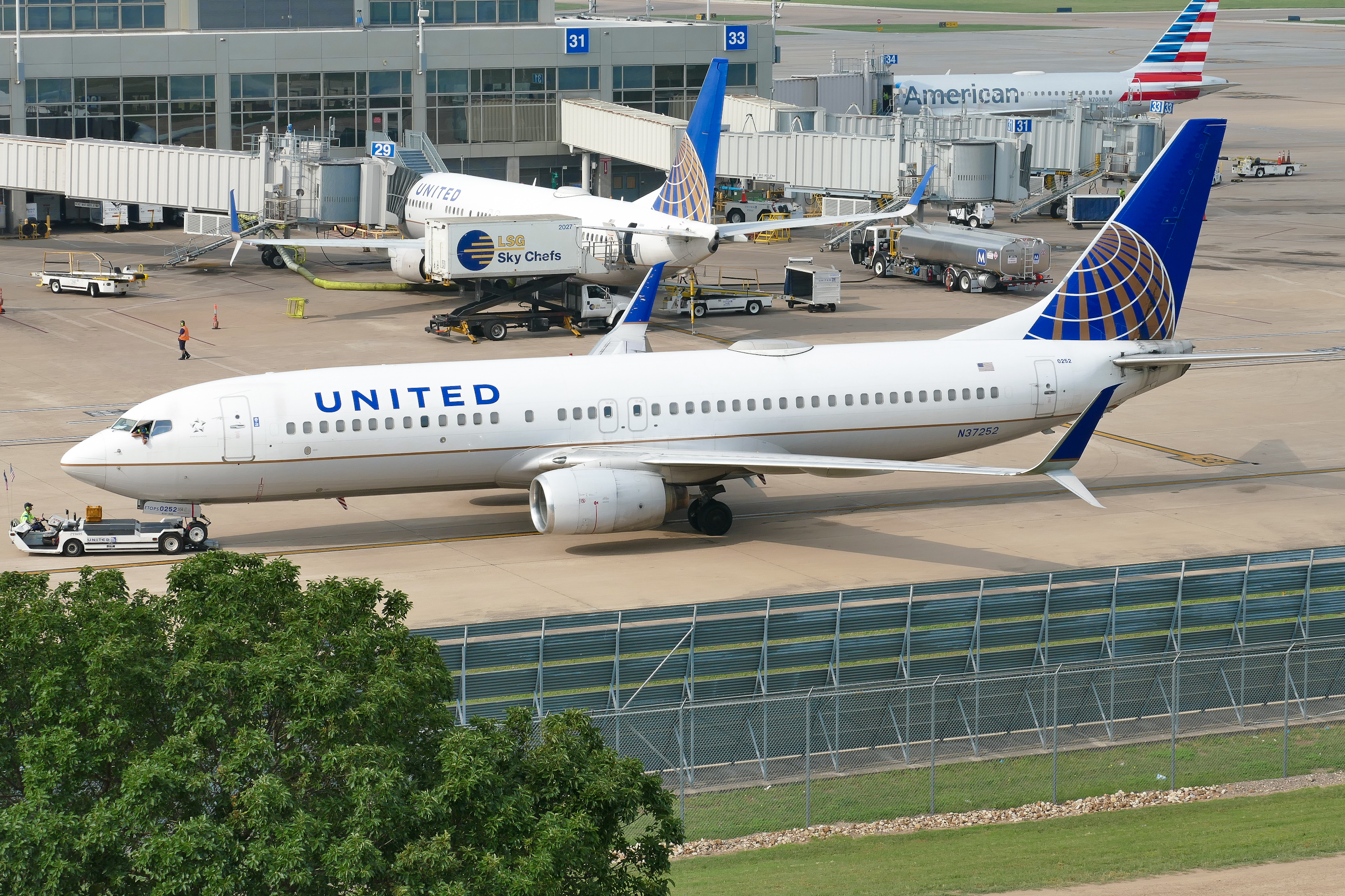 Full size: United Airlines Boeing 737-800 N37252 at Austin-Bergstrom International Airport