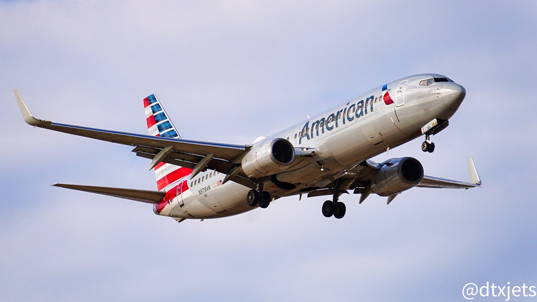 Full size: American Airlines Boeing 737-800 N978AN at Dallas-Fort Worth International Airport