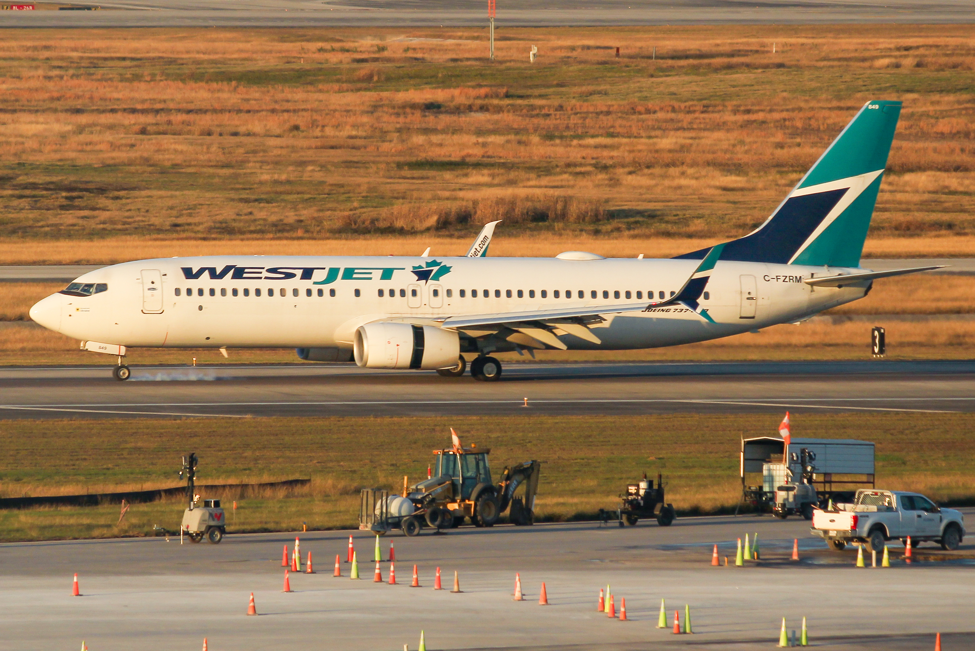 Full size: WestJet Boeing 737-800 C-FZRM  at Houston-George Bush Intercontinental Airport