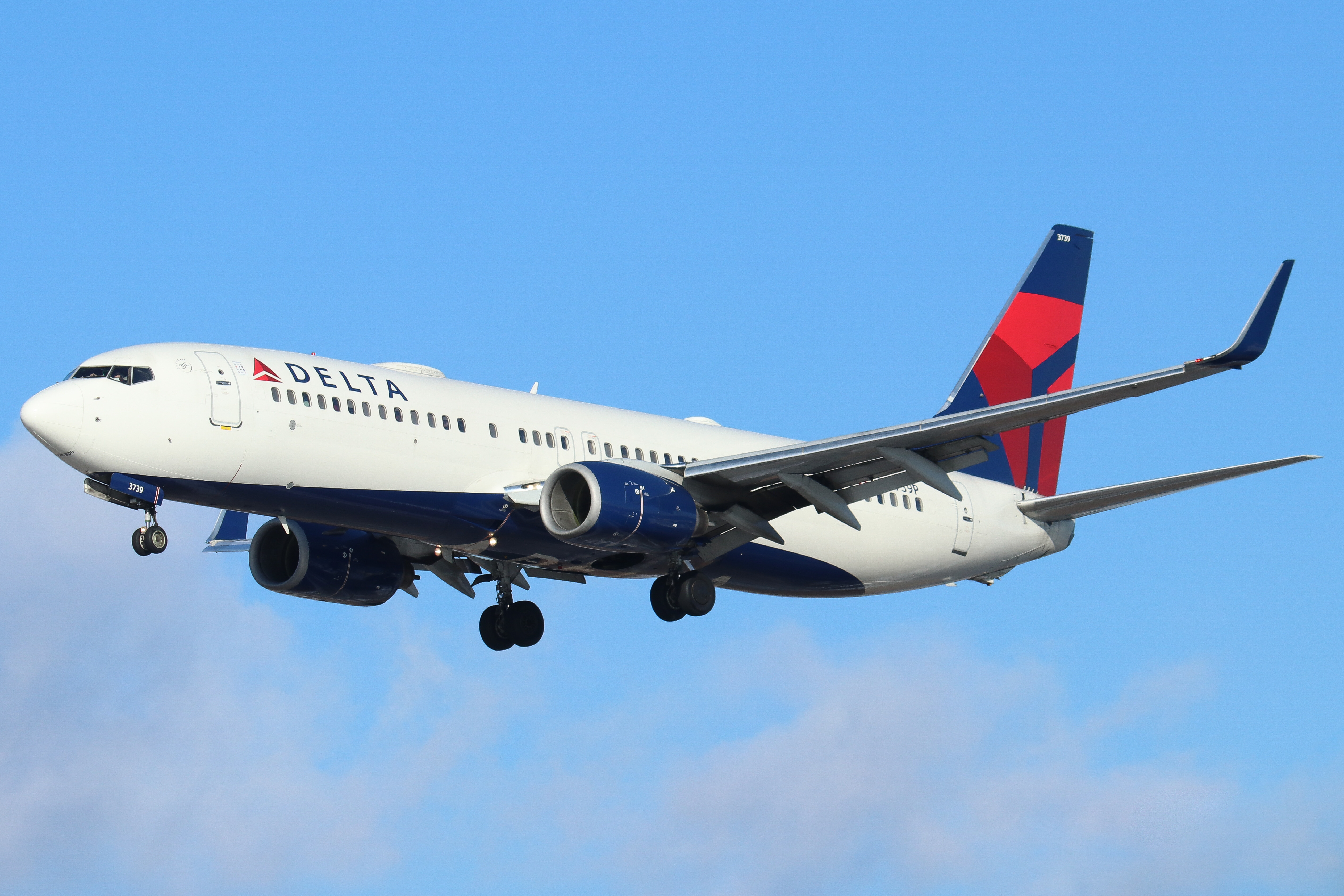 Full size: Delta Airlines Boeing 737-800 N3739P at Philadelphia International Airport