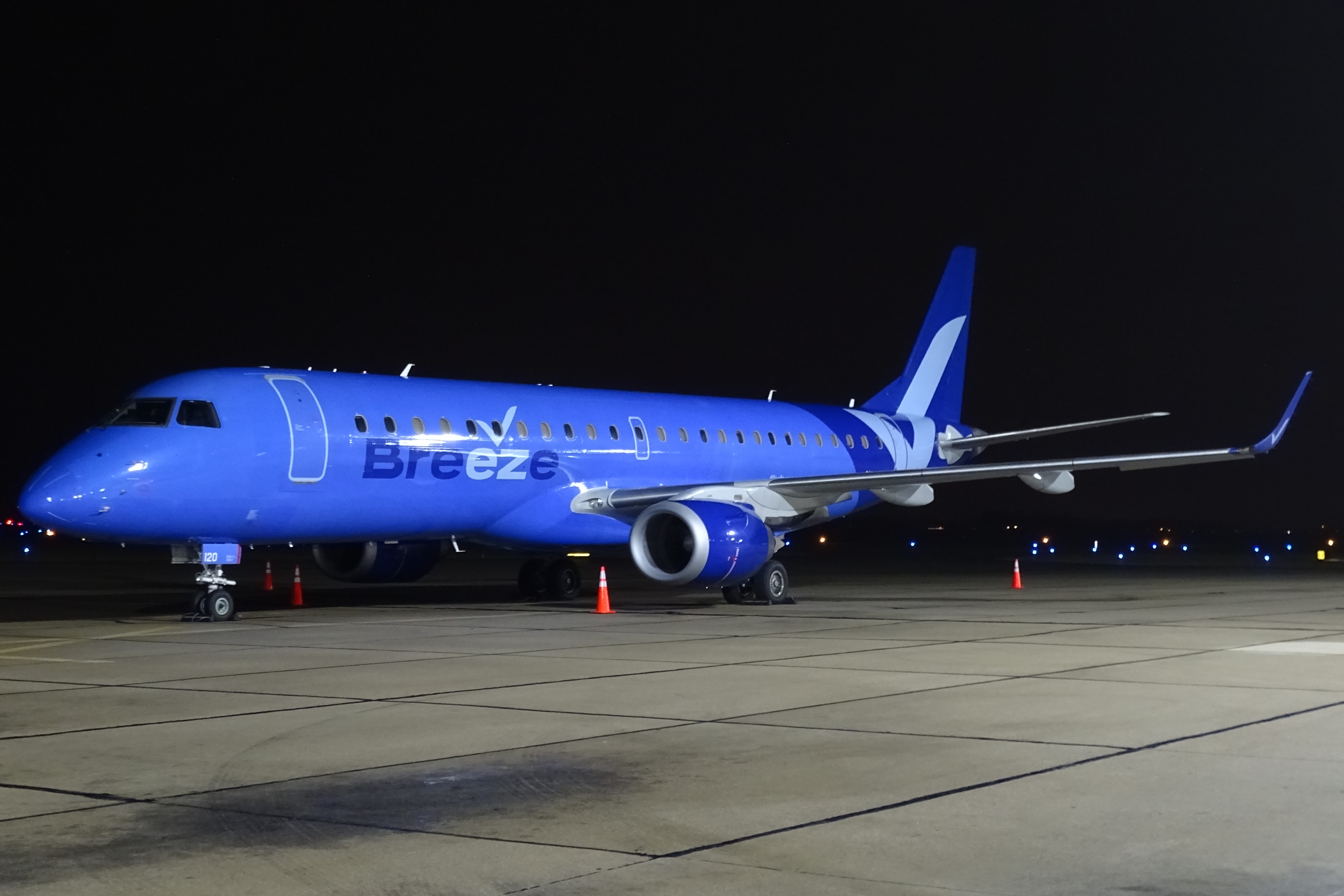 Full size: Breeze Airways Embraer E190 N120BZ at University of Illinois-Willard Airport