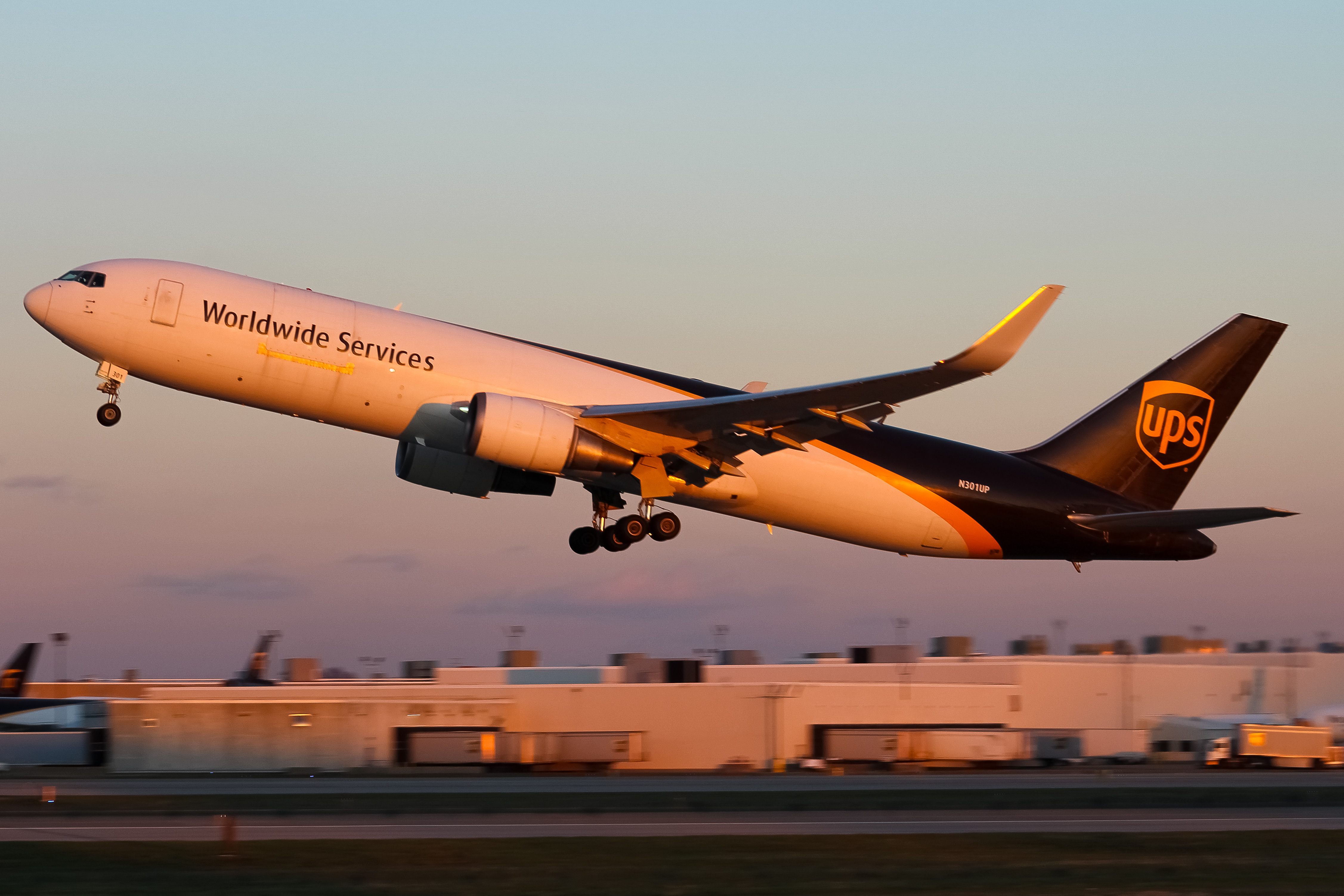 Full size: United Parcel Service Boeing 767-300F N301UP at Louisville Muhammad Ali International Airport