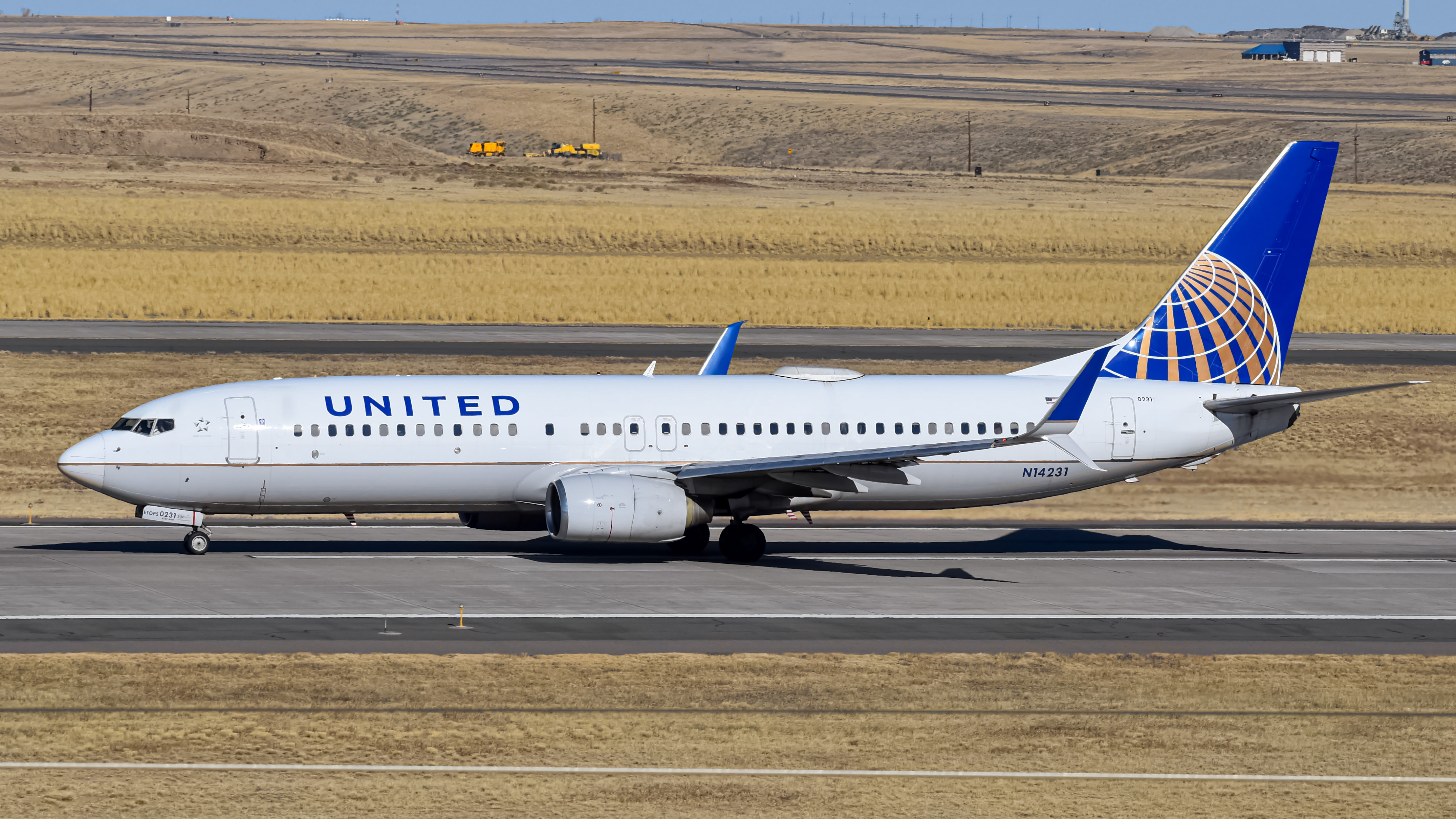 Full size: United Airlines Boeing 737-900ER N14231 at Denver International Airport