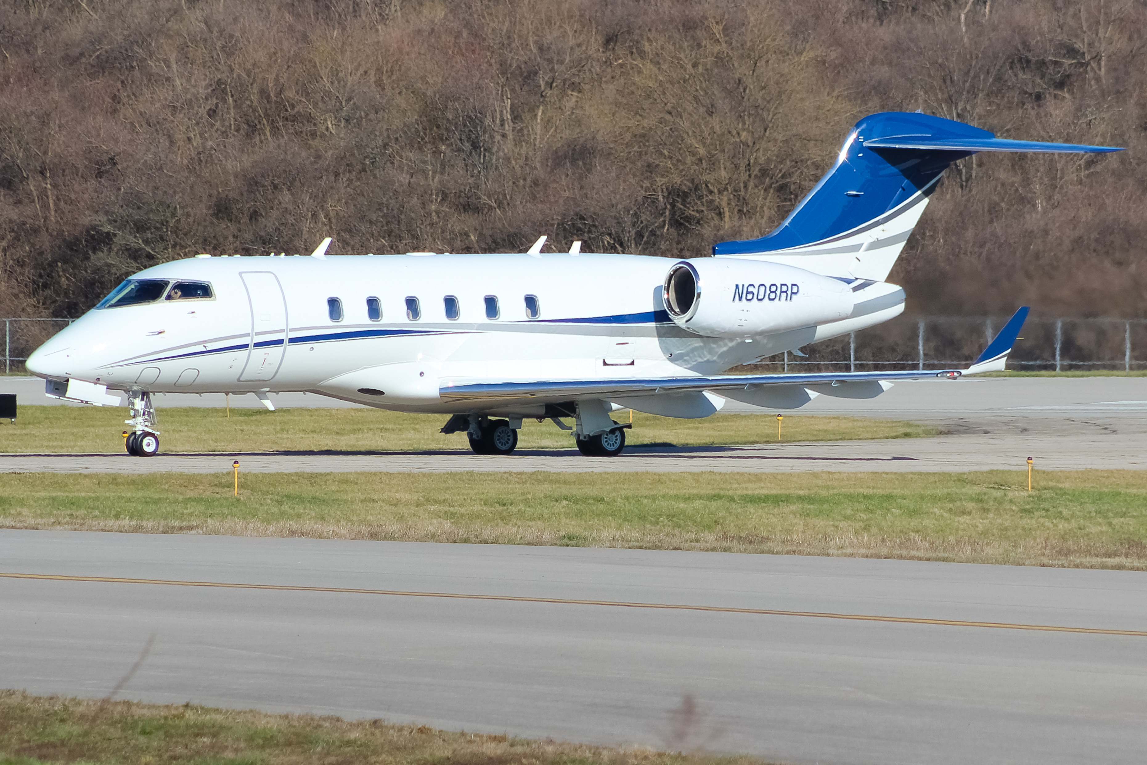 Full size: PRIVATE  Bombardier Challenger 350  N608RP at Cincinnati Municipal Airport/Lunken Field