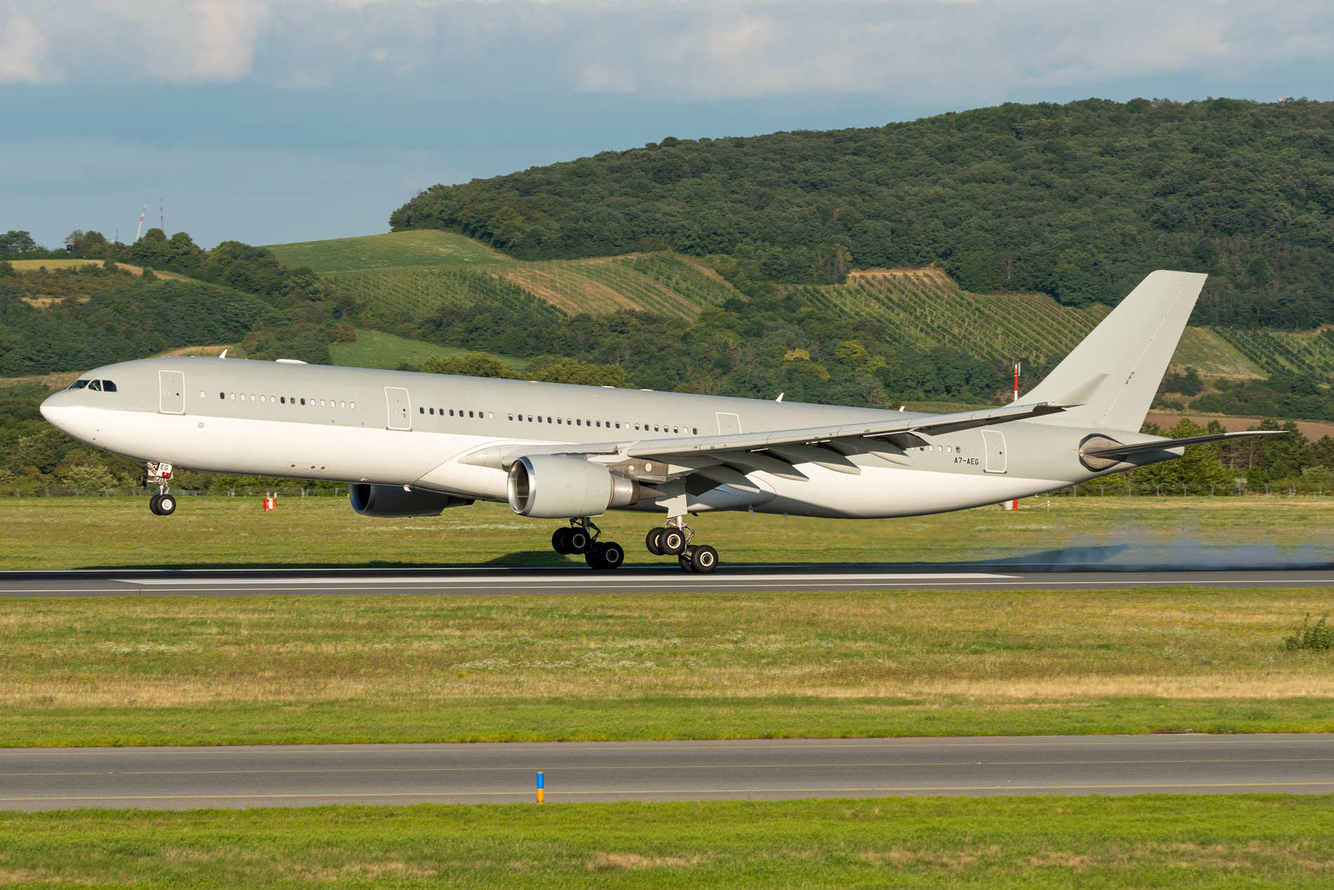 Full size: Qatar Airways Airbus A330-300 A7-AEG at Vienna International Airport