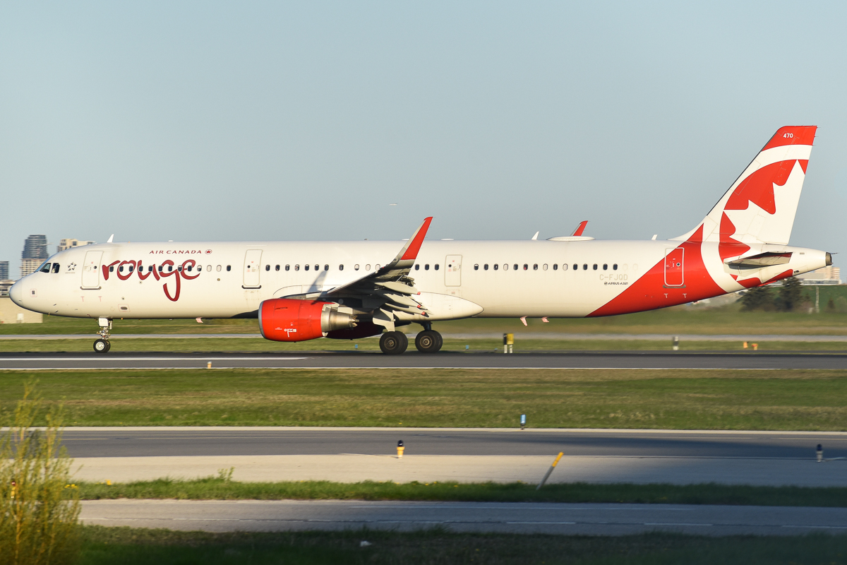 Full size: Air Canada Rouge Airbus A321-200 C-FJQD at Lester B Pearson International Airport
