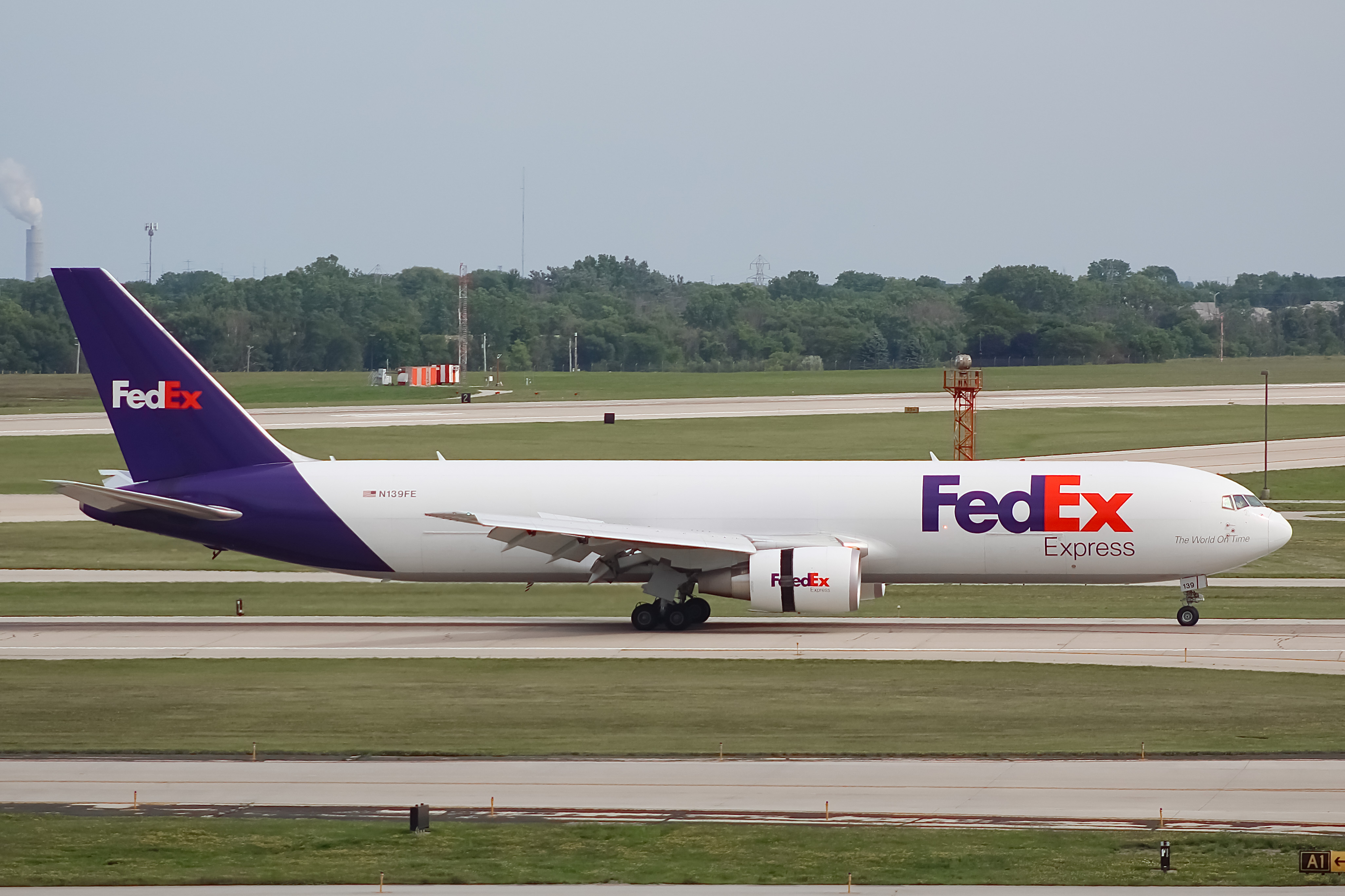 Full size: FedEx Boeing 767-300F N139FE at General Mitchell International Airport