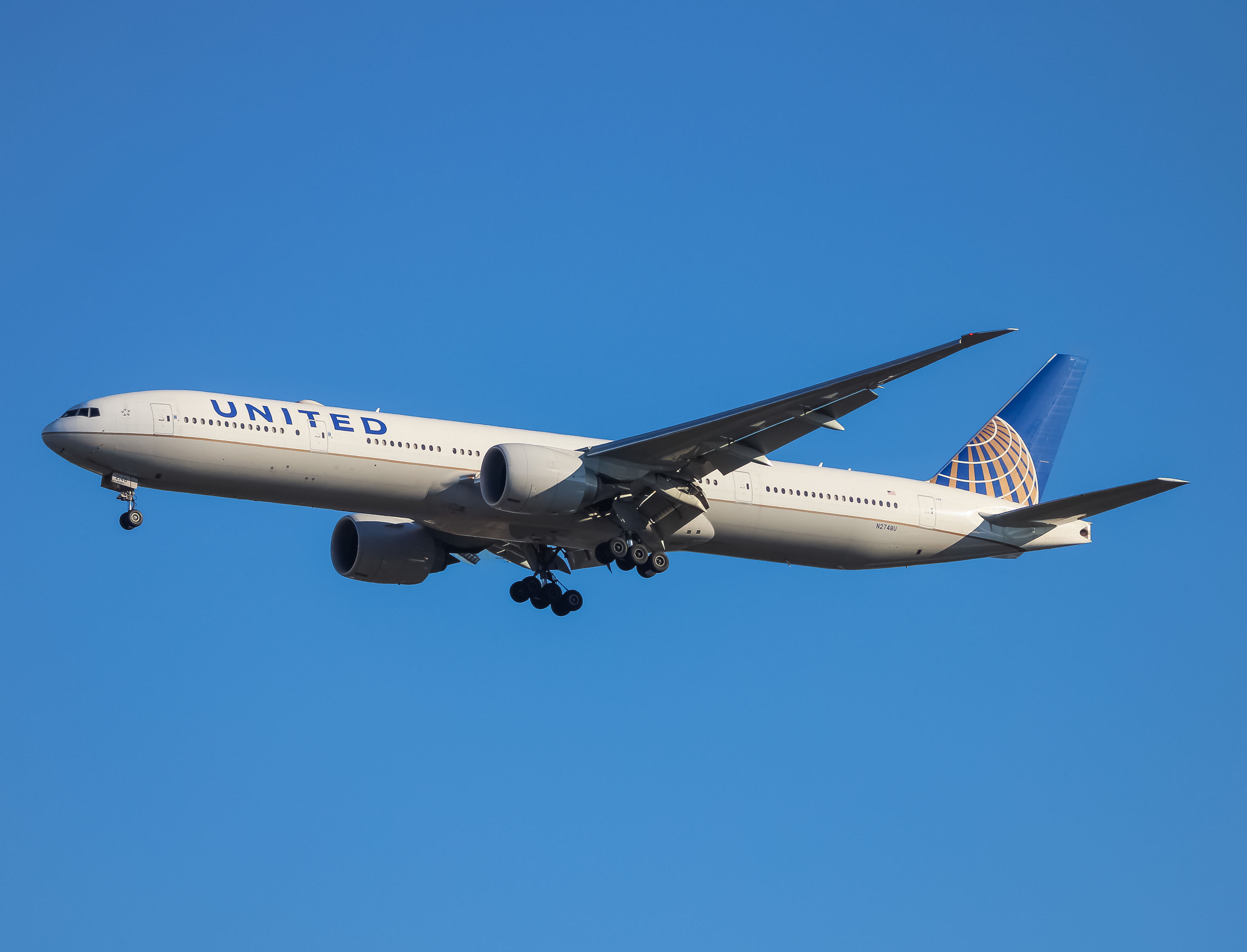 Full size: United Airlines Boeing 777-300ER N2748U at Washington Dulles International Airport