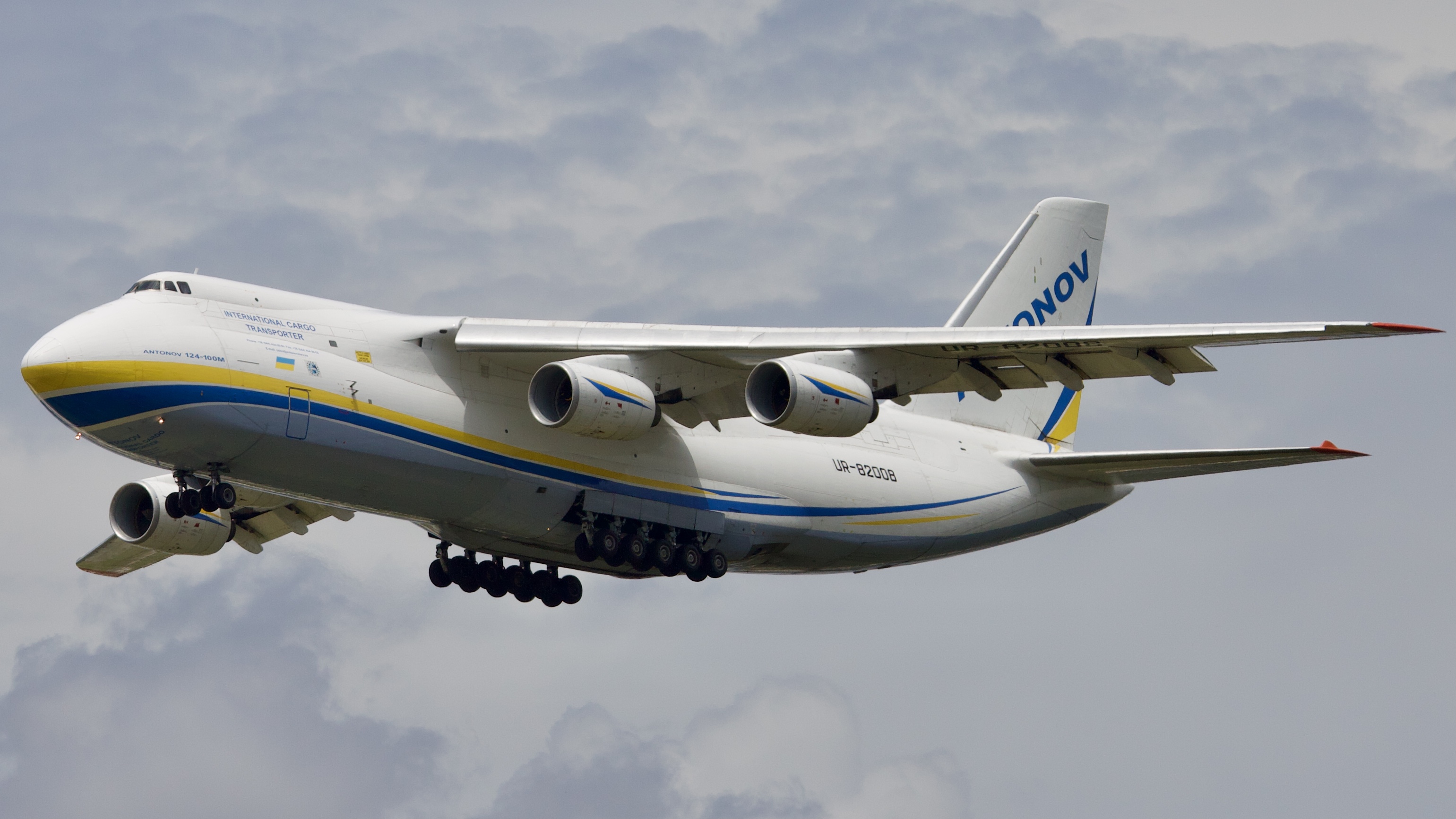Full size: Antonov Design Bureau Antonov AN-124  UR-82008 at Houston-George Bush Intercontinental Airport