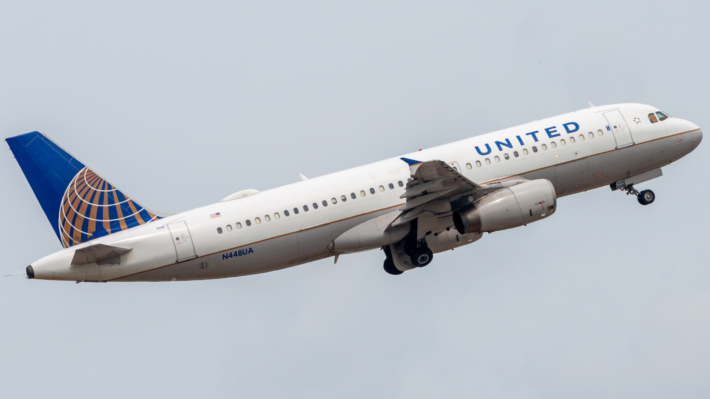 Full size: United Airlines Airbus A320 N448UA at Houston-George Bush Intercontinental Airport