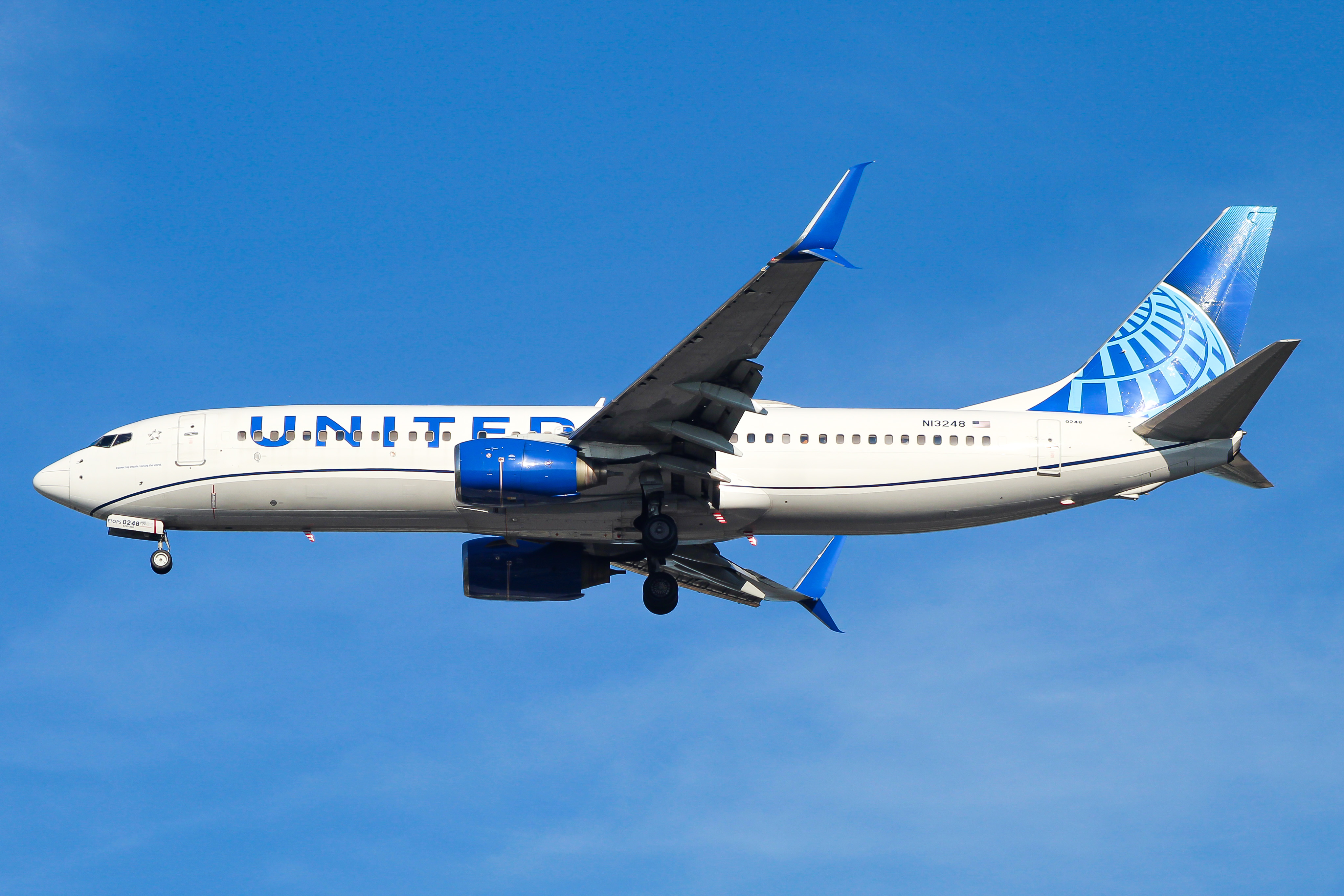 Full size: United Airlines Boeing 737-800 N13248 at Washington Dulles International Airport