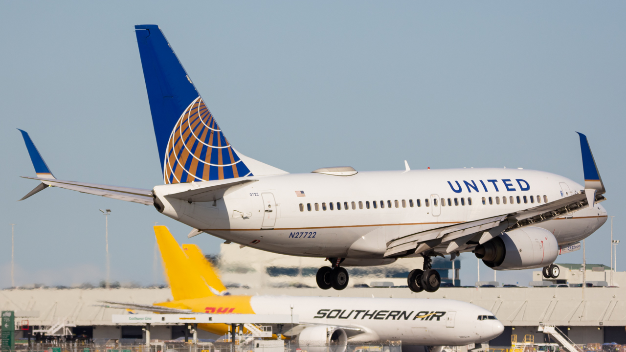Full size: United Airlines Boeing 737-700 N27722 at Miami International Airport