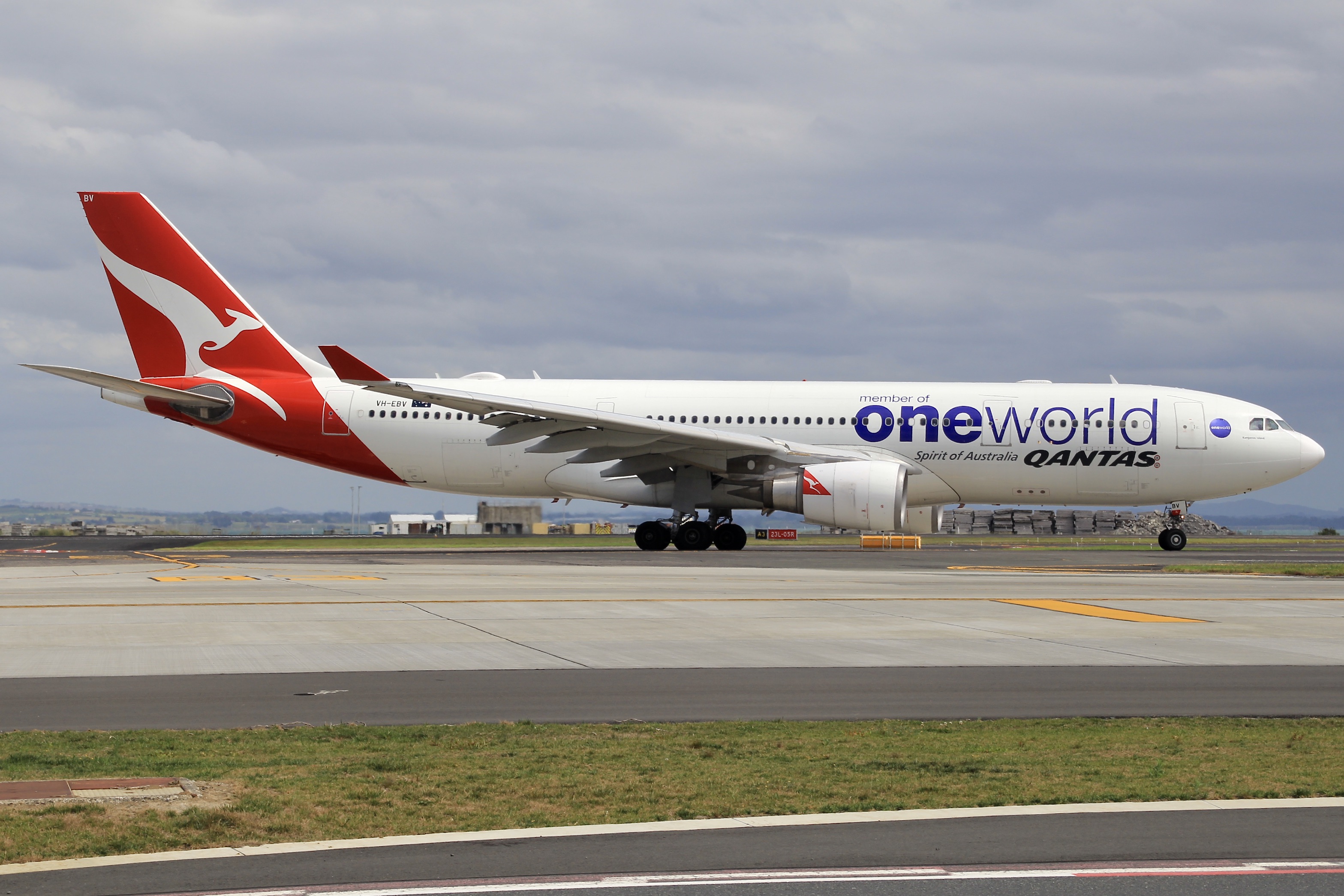Full size: Qantas Airways Airbus A330-200 VH-EBV at Auckland International Airport