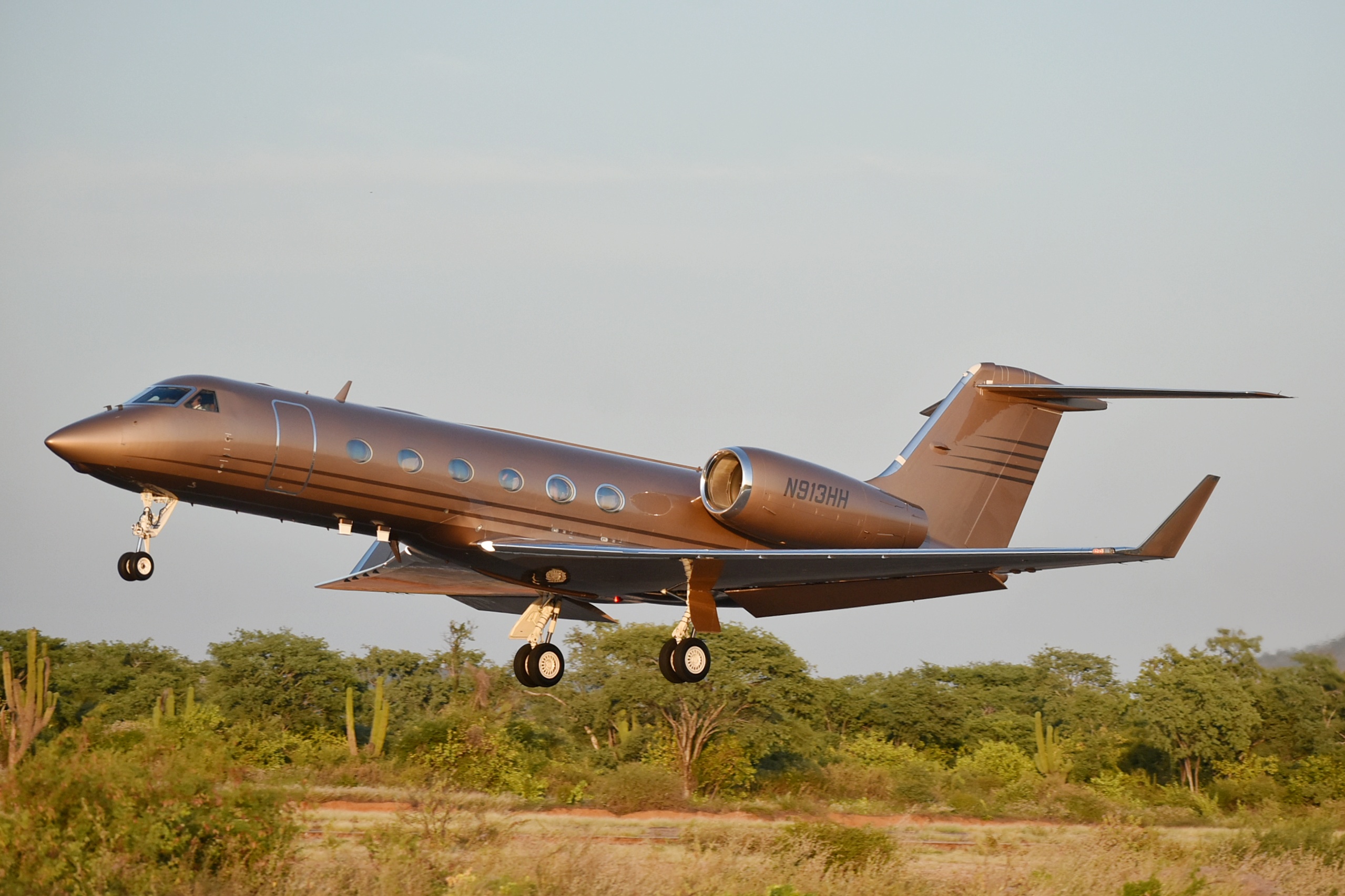 Full size: PRIVATE Gulfstream IV N913HH at Aeropuerto de Cabo San Lucas Internacional