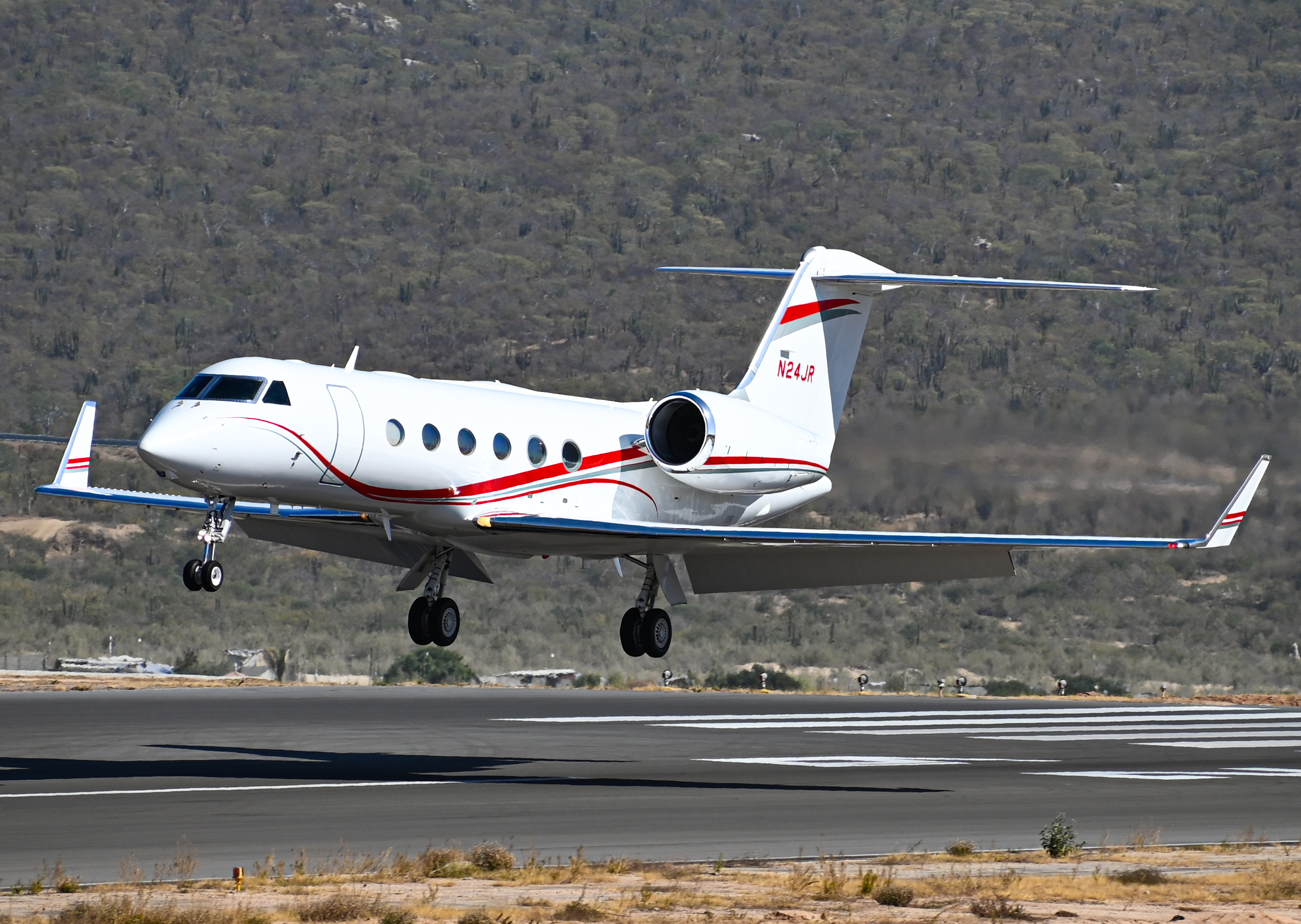 Full size: PRIVATE Gulfstream G450 N24JR at Aeropuerto de Cabo San Lucas Internacional