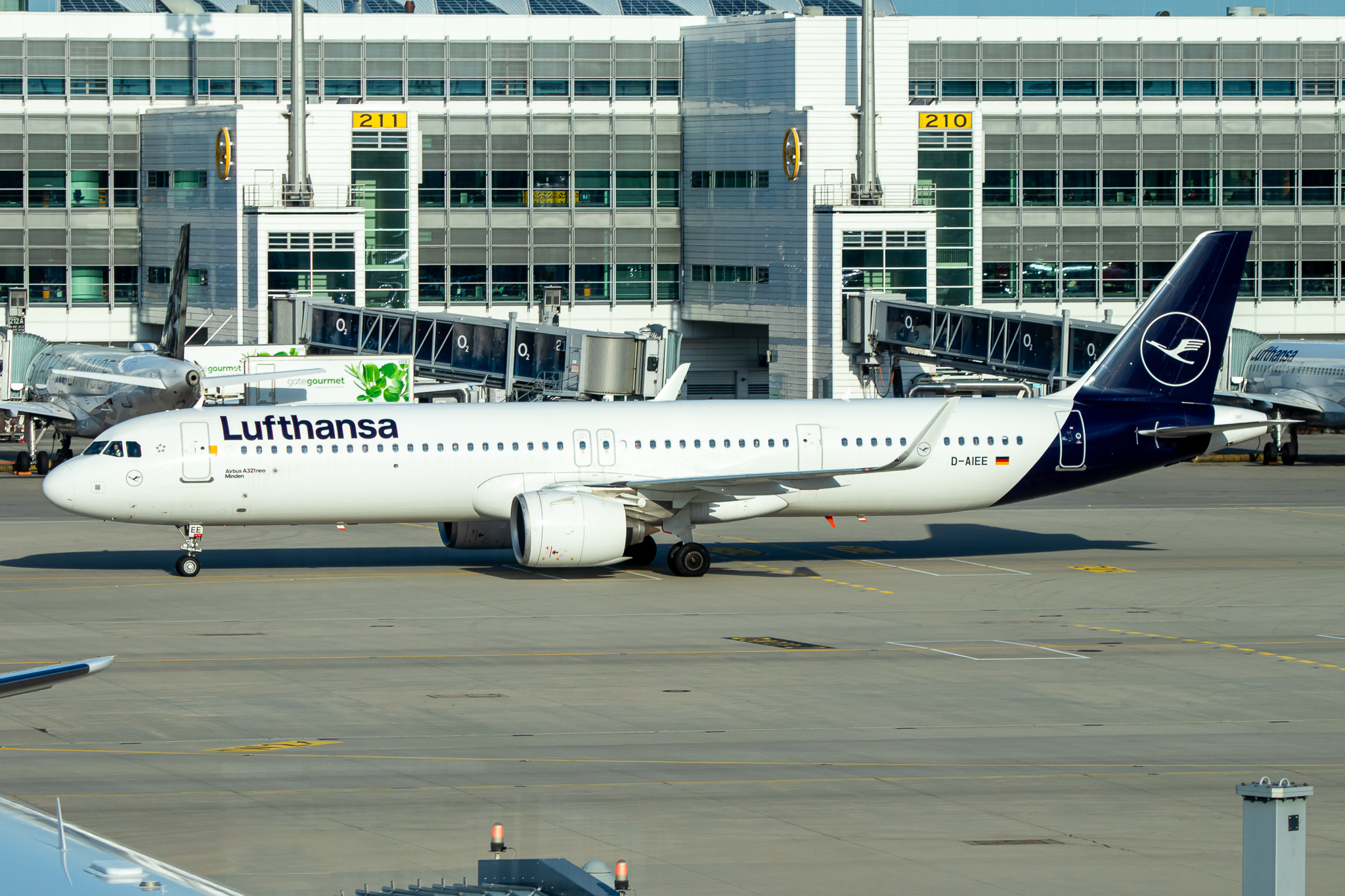 Full size: Lufthansa Airbus A321NEO D-AIEE at Munich International Airport