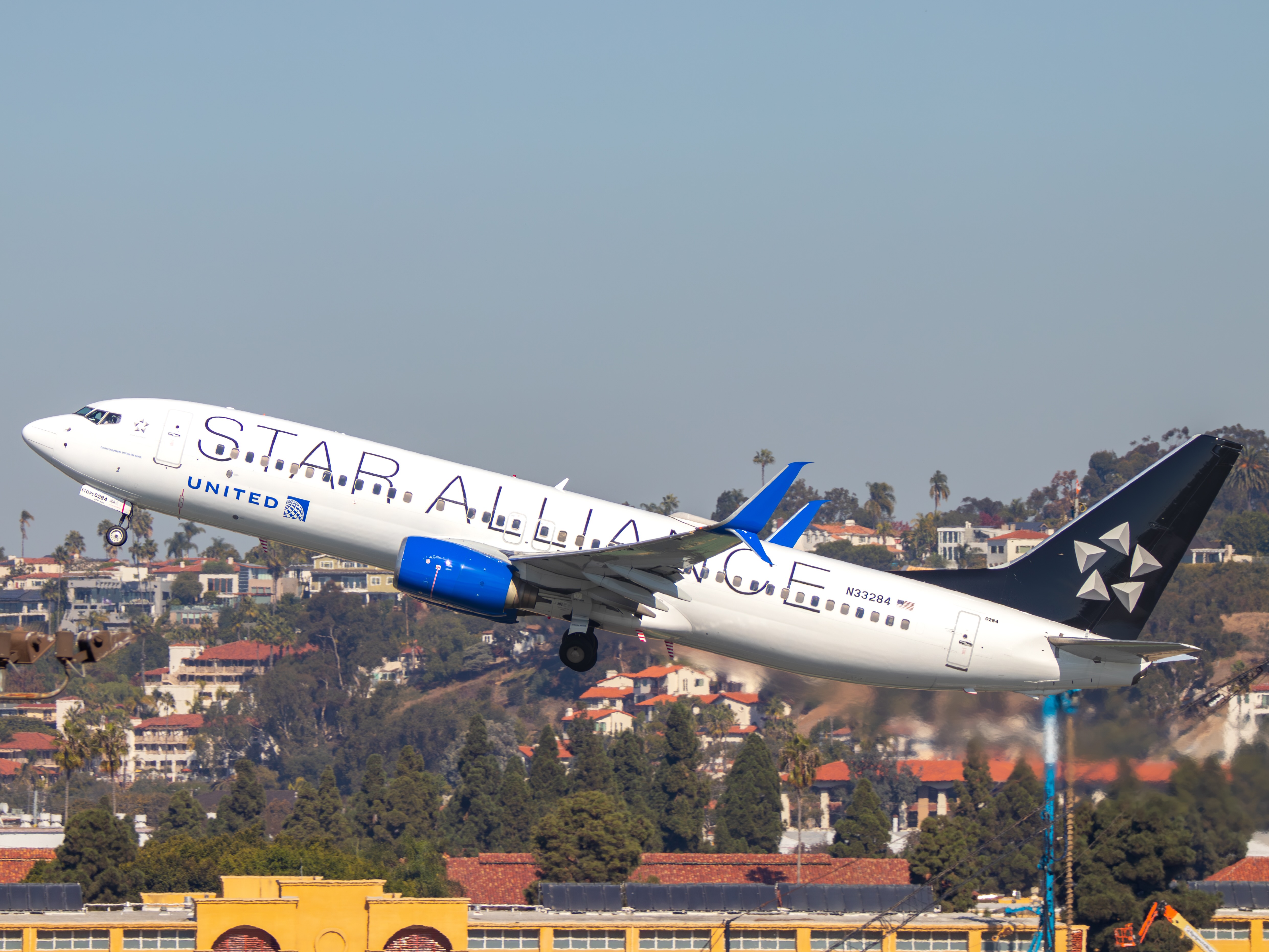 Full size: United Airlines Boeing 737-800 N33284 at San Diego International Airport
