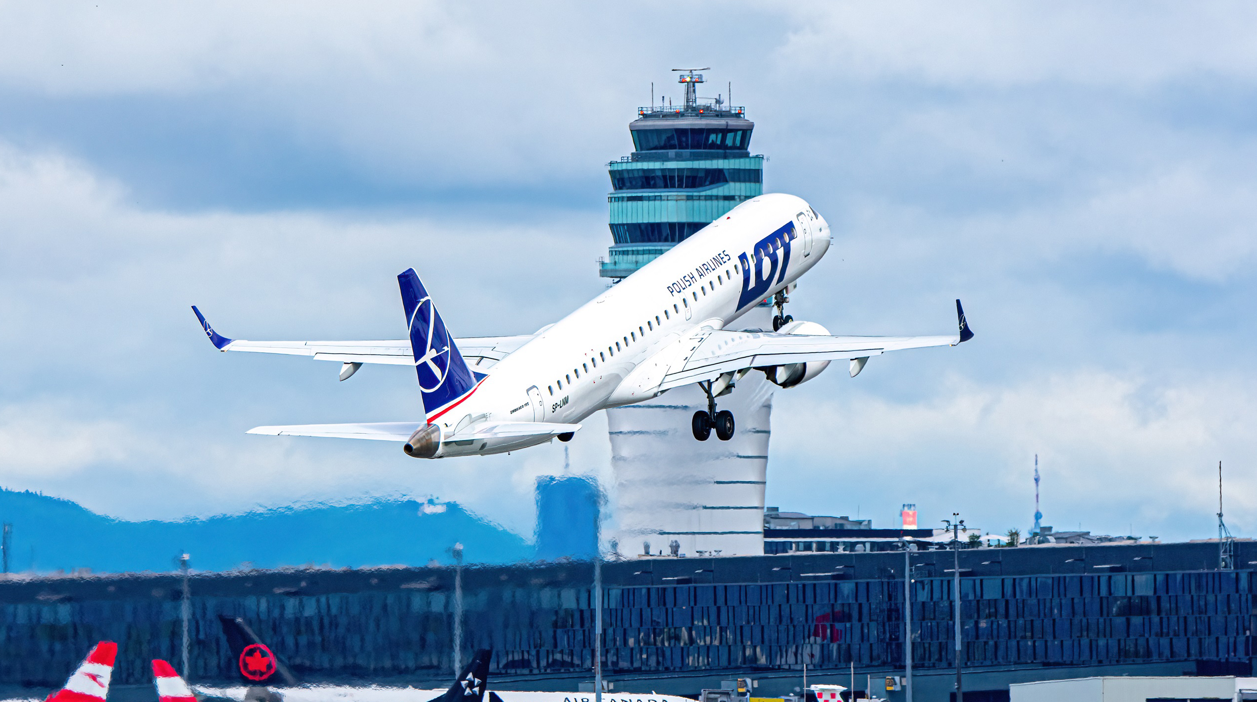 Full size: LOT Polish Airlines Embraer E195 SP-LMN at Vienna International Airport