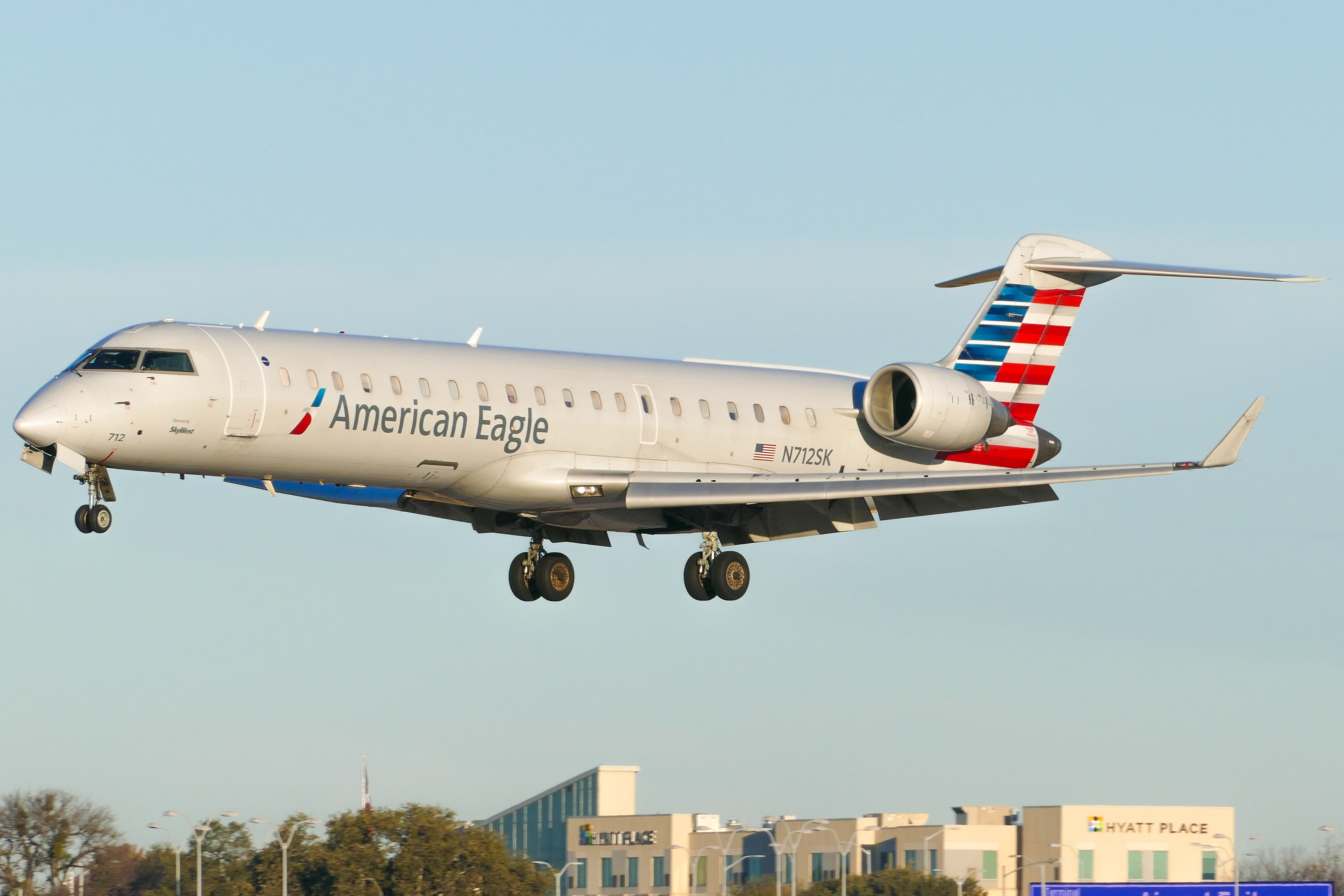 Full size: Eagle Airways Mitsubishi CRJ-700 N712SK at Austin-Bergstrom International Airport