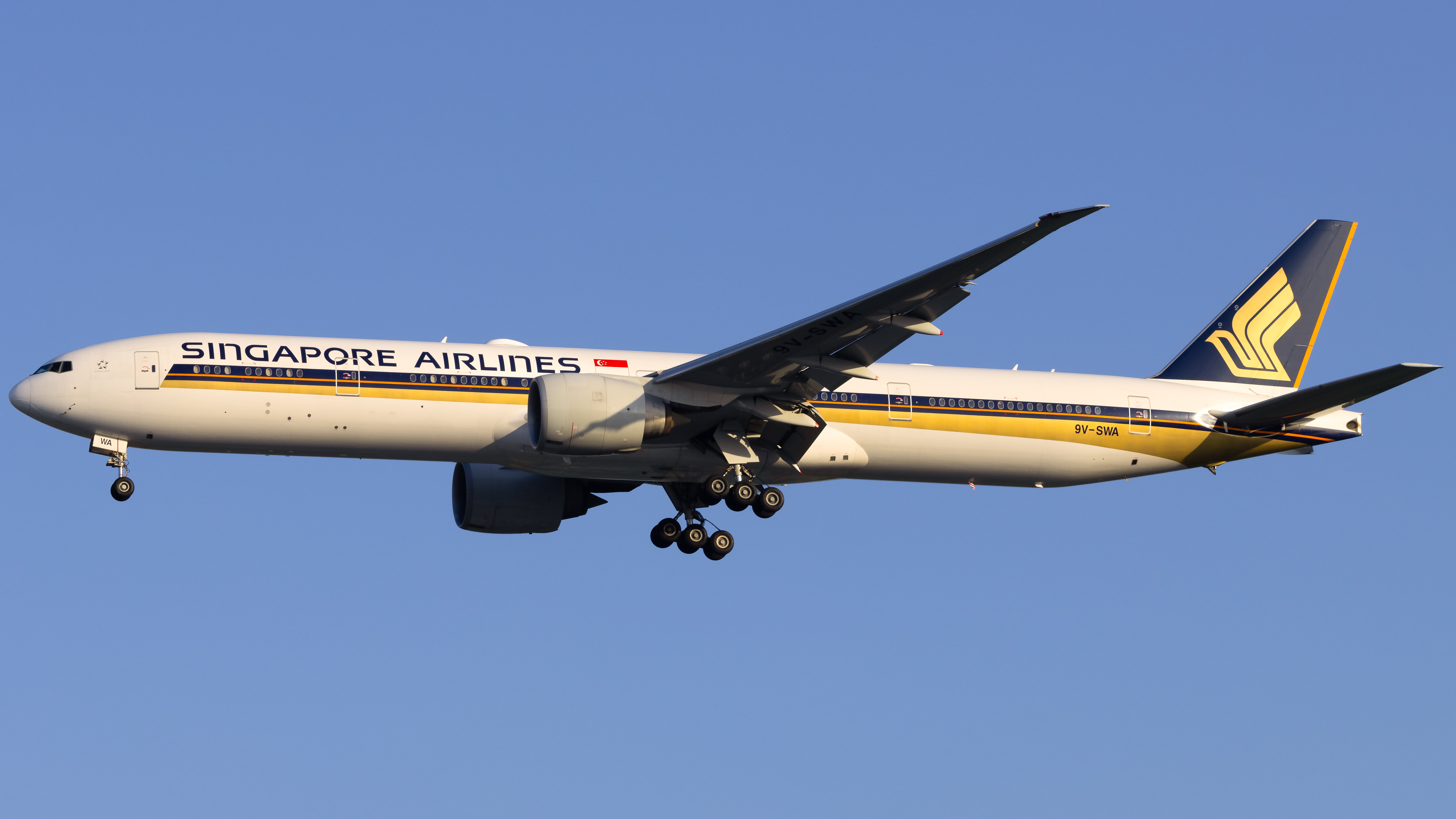Full size: Singapore Airlines Boeing 777-300ER 9V-SWA at Singapore-Changi Airport