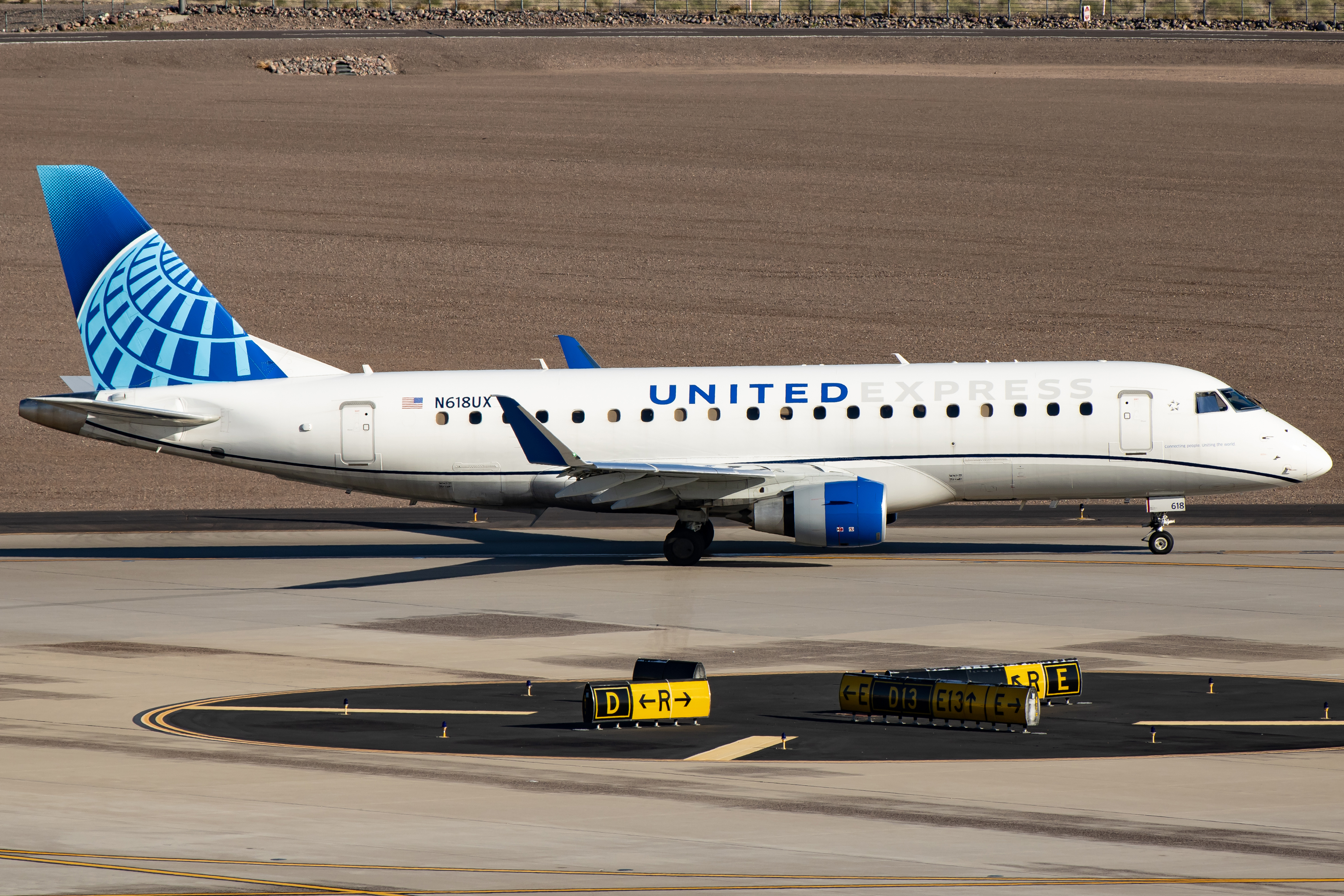 Full size: United Express Embraer E175 N618UX at Phoenix Sky Harbor International Airport