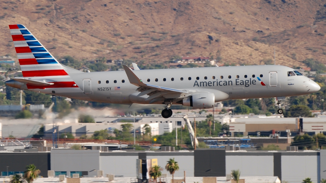 Full size: American Eagle Embraer E175 N521SY at Phoenix Sky Harbor International Airport