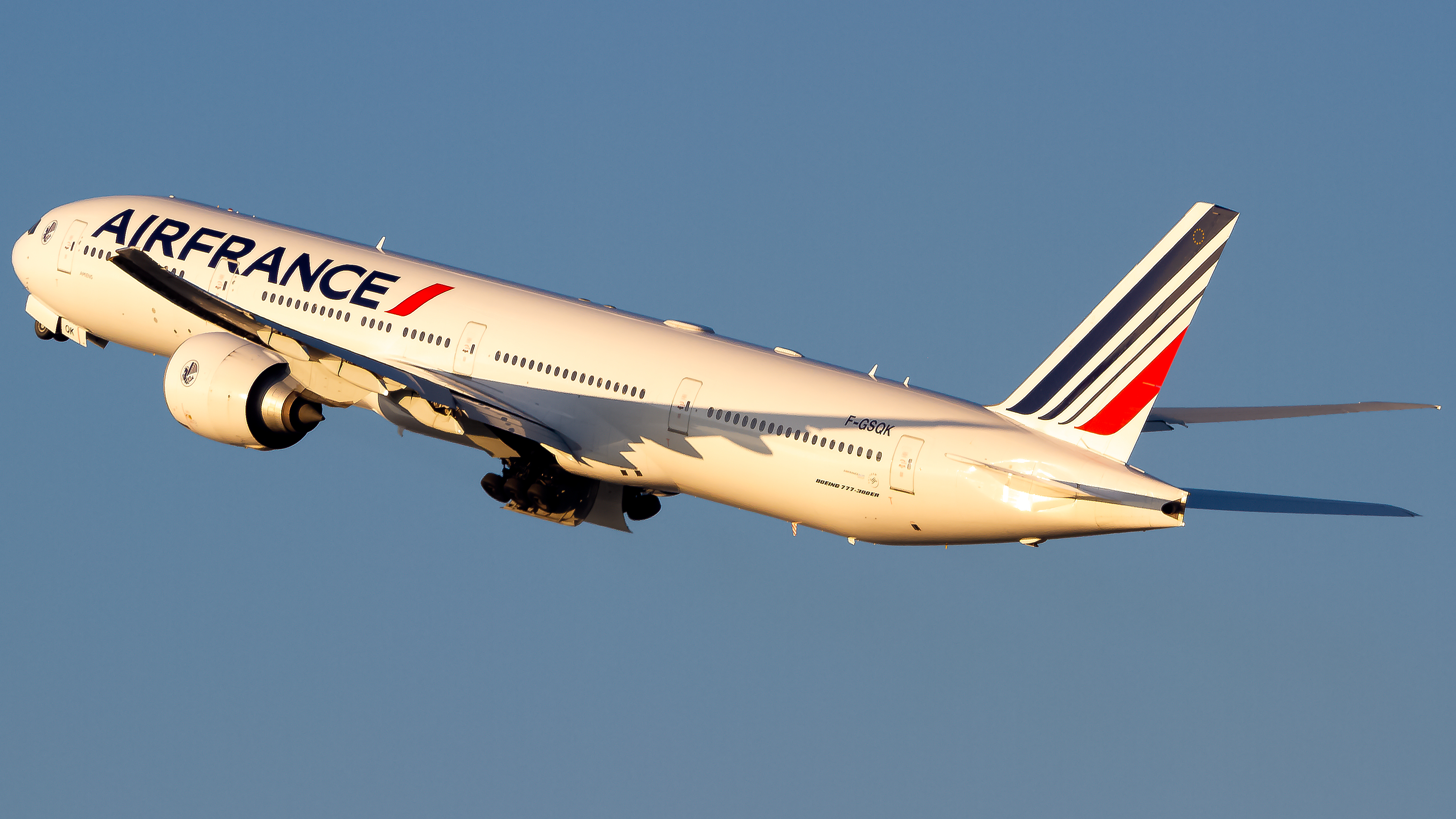 Full size: Air France Boeing 777-300ER F-GSQK at San Francisco International Airport