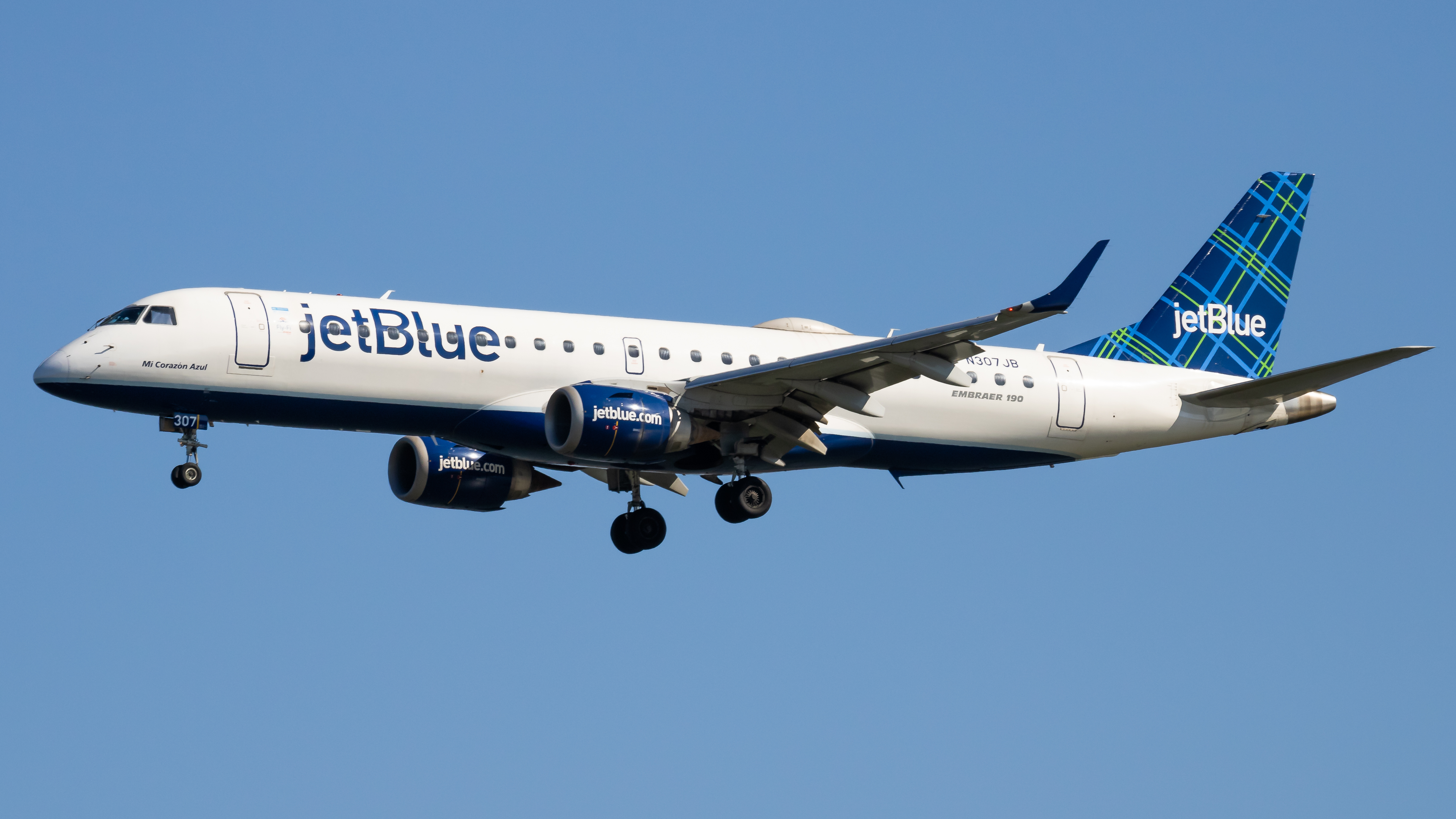Full size: JetBlue Airways Embraer E190 N307JB at Ronald Reagan National Airport
