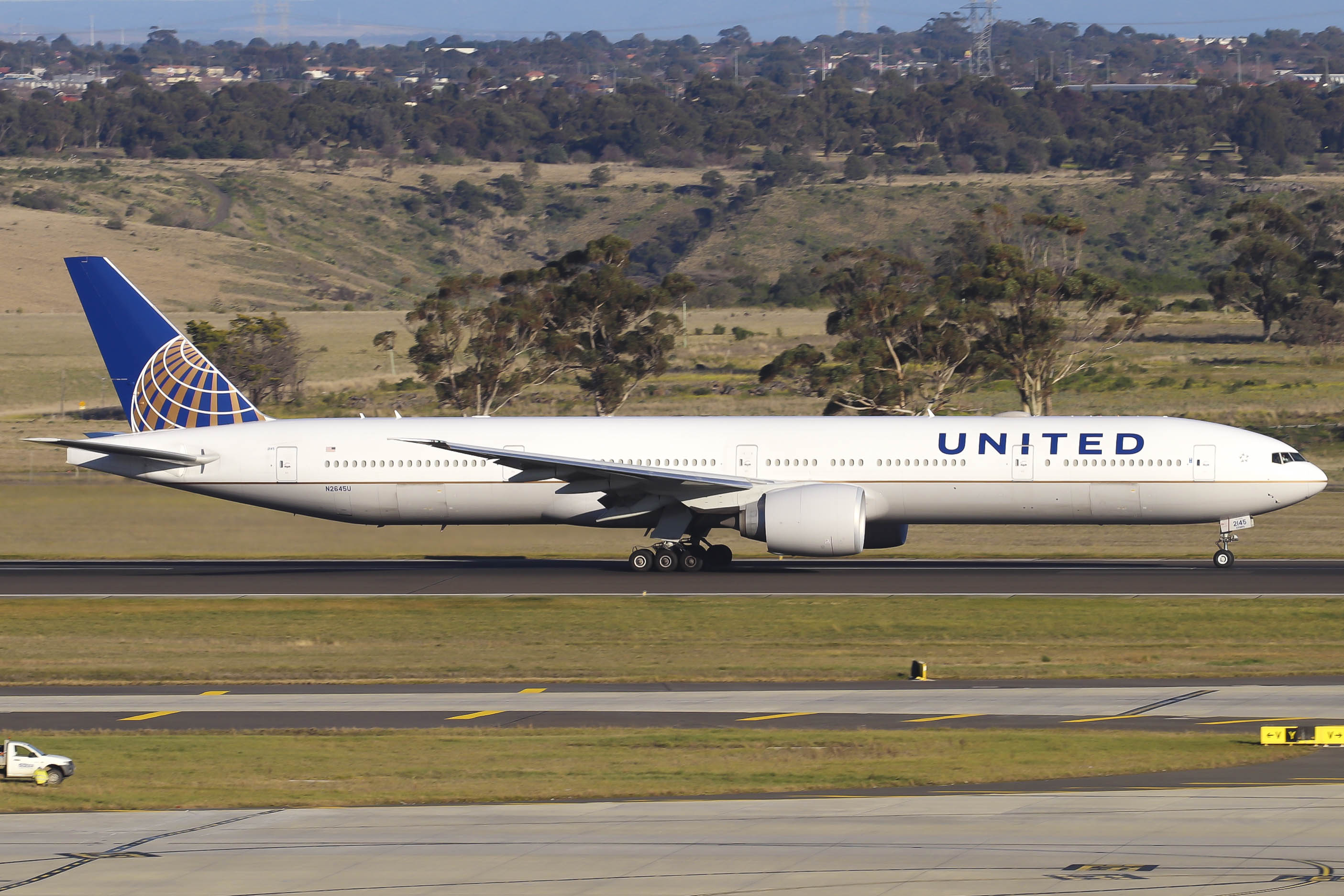 Full size: United Airlines Boeing 777-300ER N2645U at Melbourne Airport