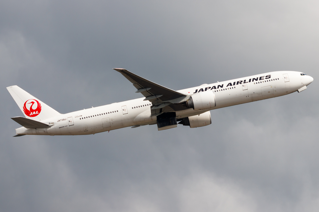 Full size: Japan Airlines Boeing 777-300ER JA738J at Hong Kong International Airport