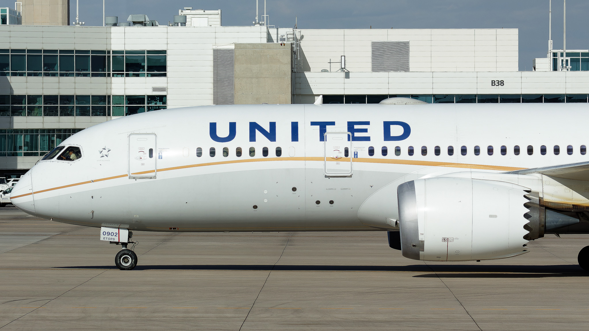 Full size: United Airlines Boeing 787-8  N26902 at Denver International Airport