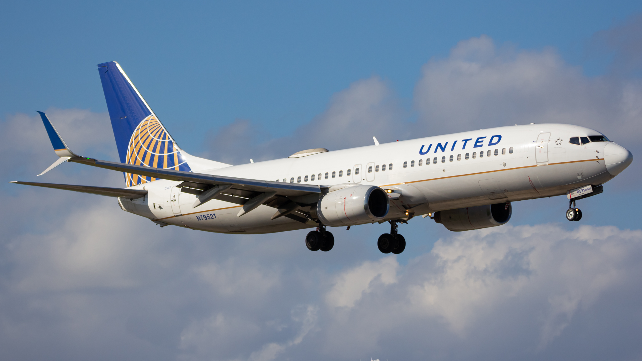Full size: United Airlines Boeing 737-800 N79521 at Miami International Airport