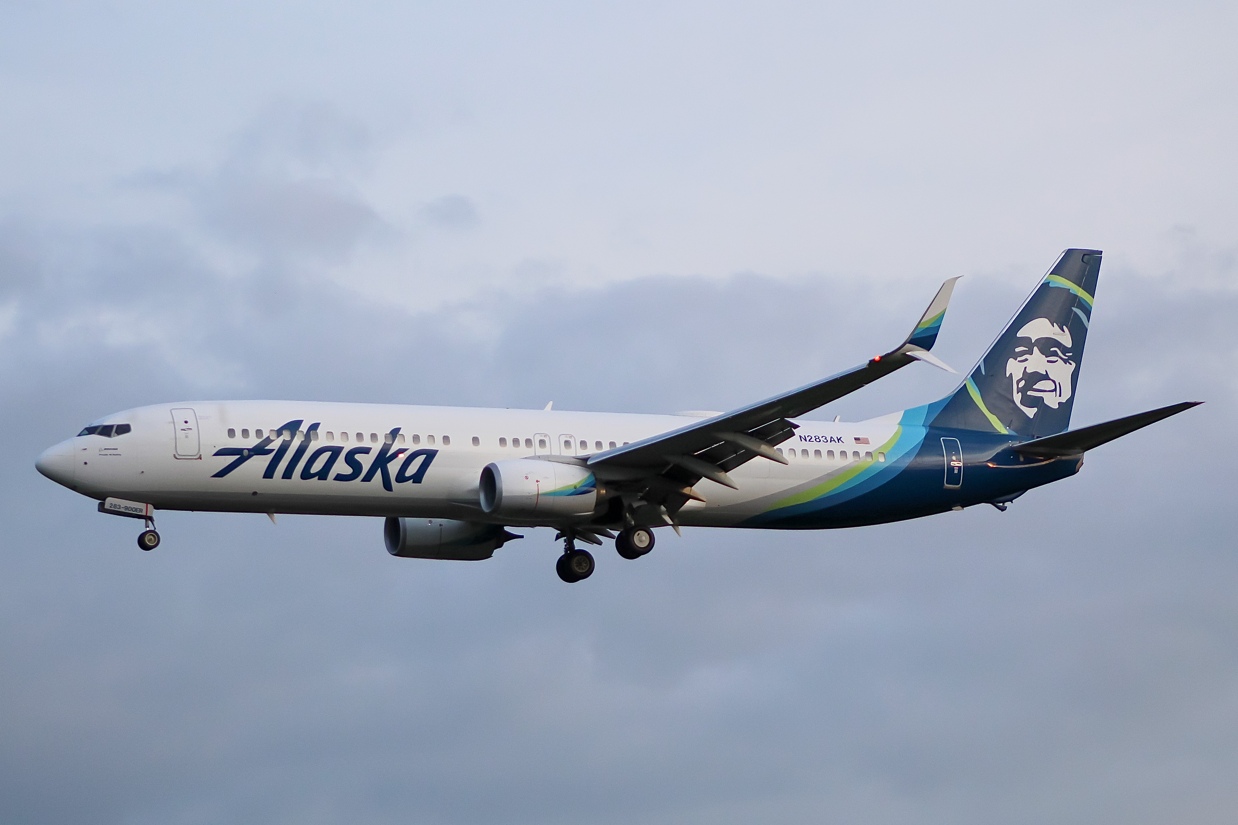 Full size: Alaska Airlines Boeing 737-900ER N283AK at General Mitchell International Airport
