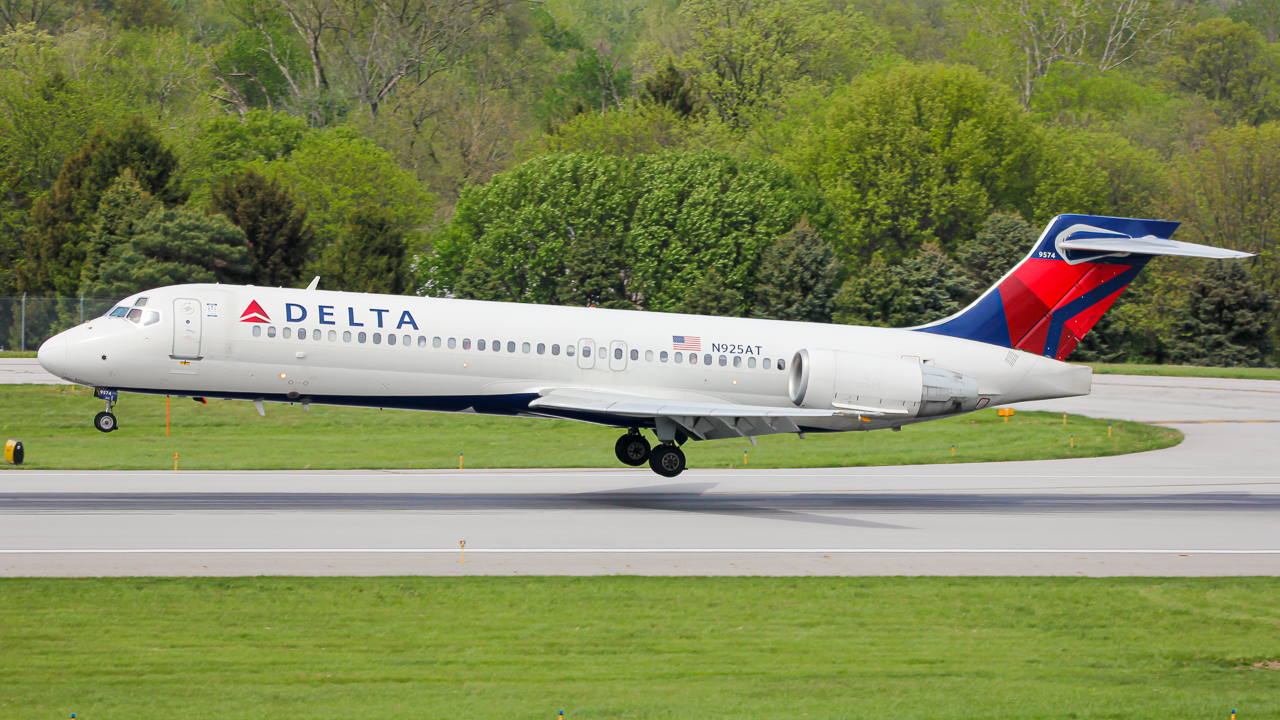 Full size: Delta Airlines Boeing 717-200 N925AT at John Glenn Columbus International Airport