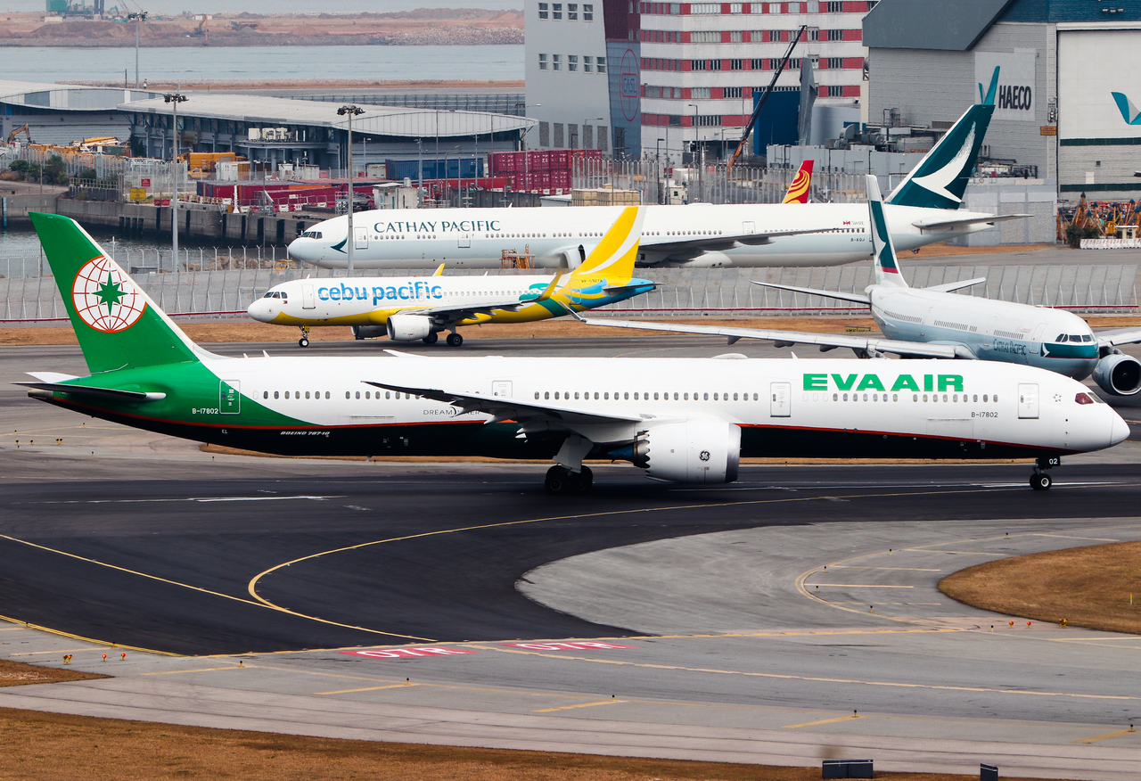 Full size: EVA Air Boeing 787-10 B-17802 at Hong Kong International Airport